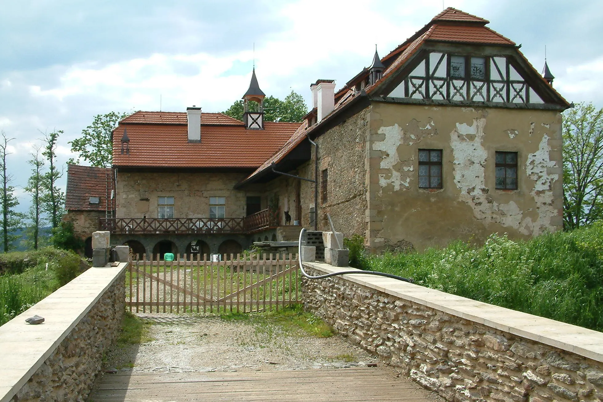 Photo showing: Tvrz Vlkošov 6.6.2004