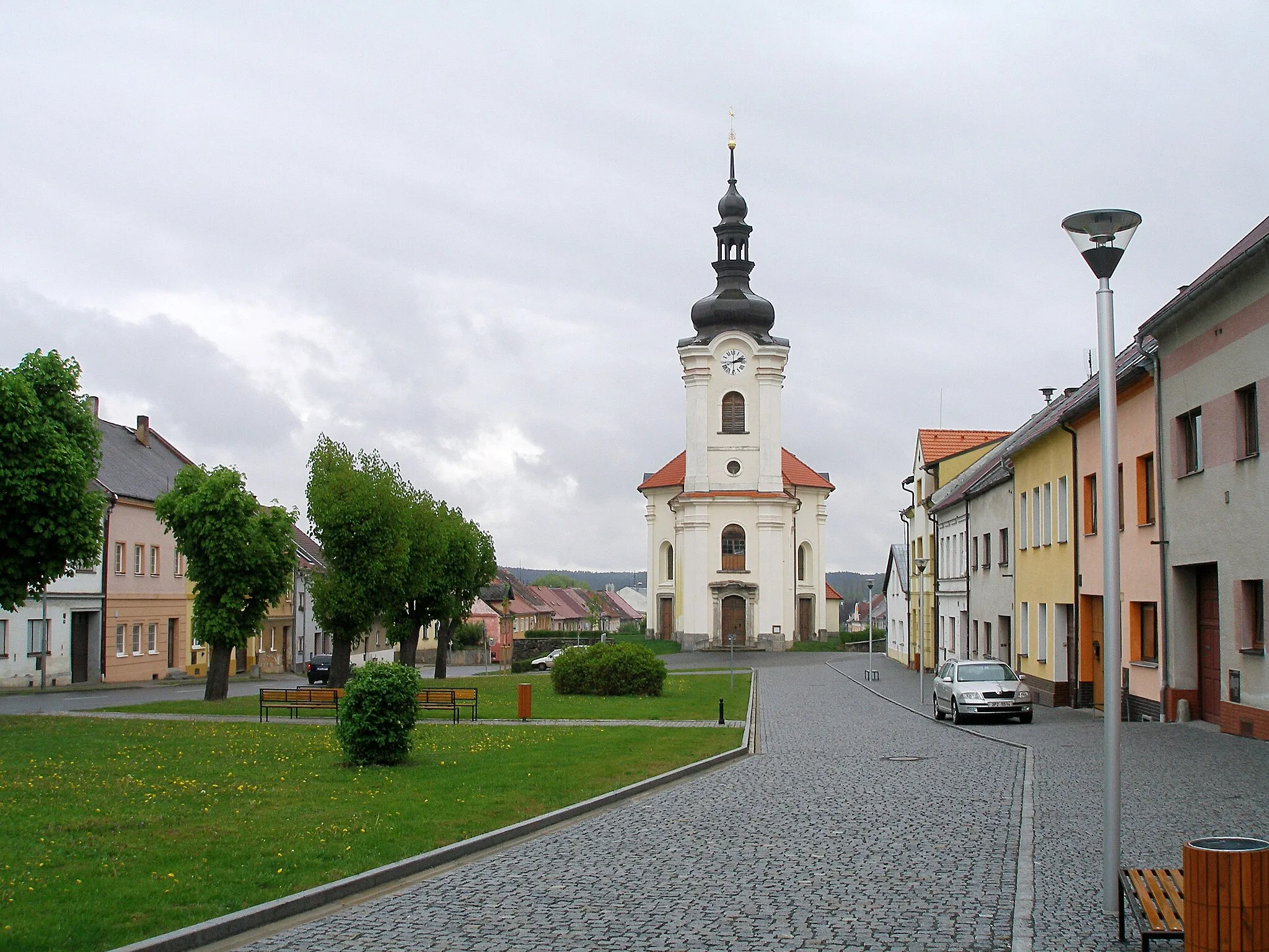 Photo showing: Černošín - the 1th May square with the Saint George church