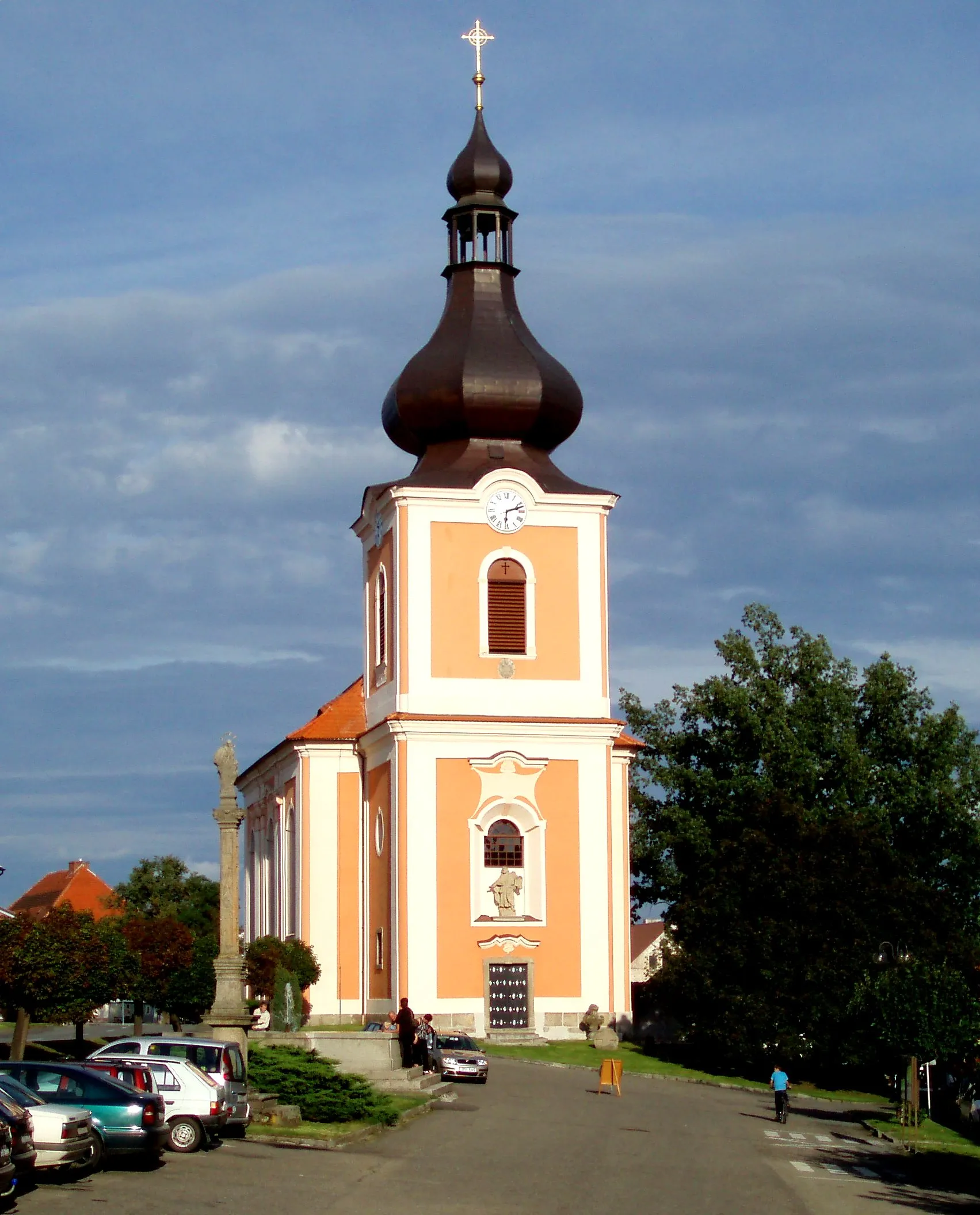 Photo showing: St James church in town square of Kladruby, Tachov District, Czech Republic.