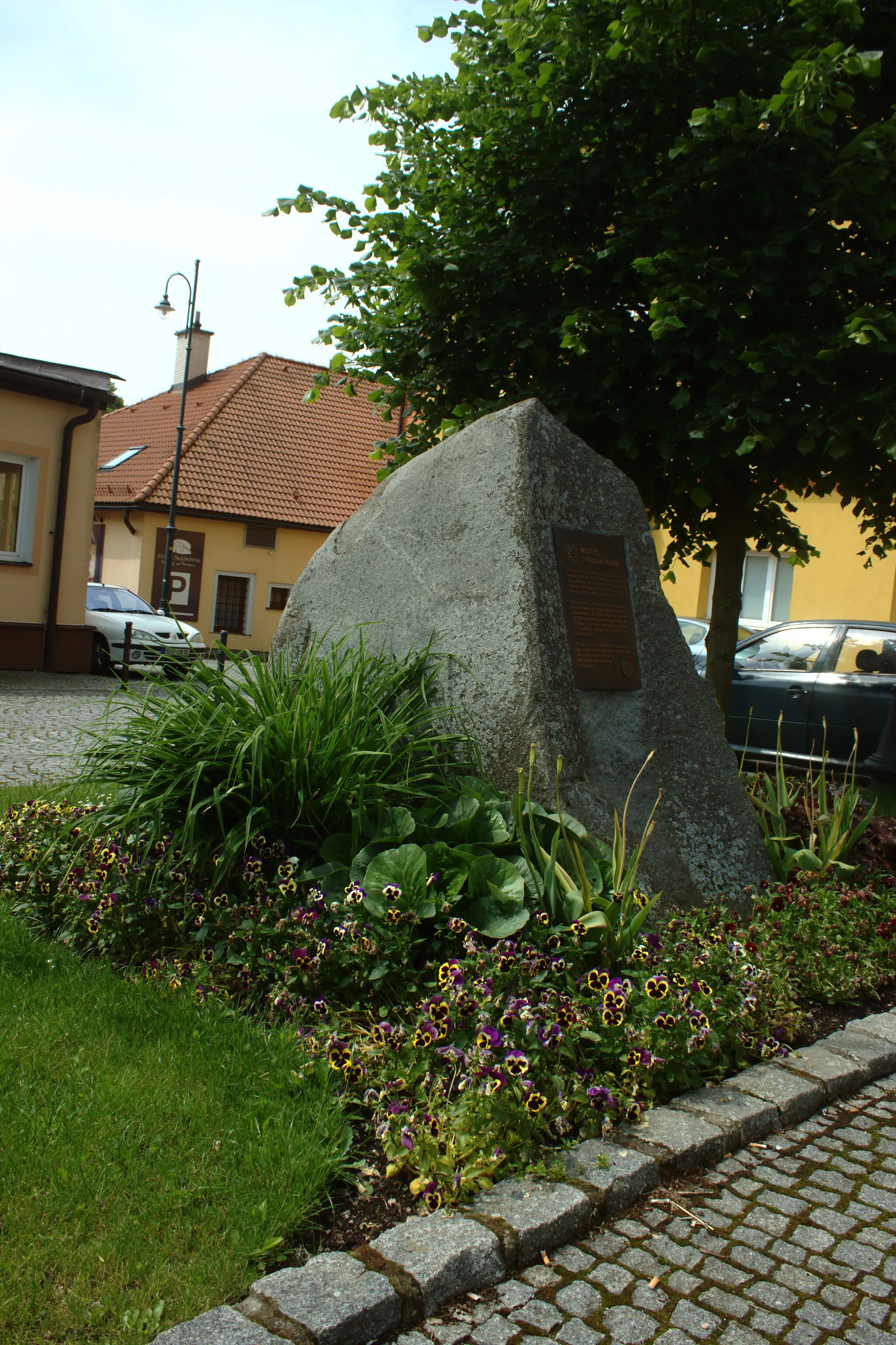 Photo showing: A monument at the main square in Chodová Planá