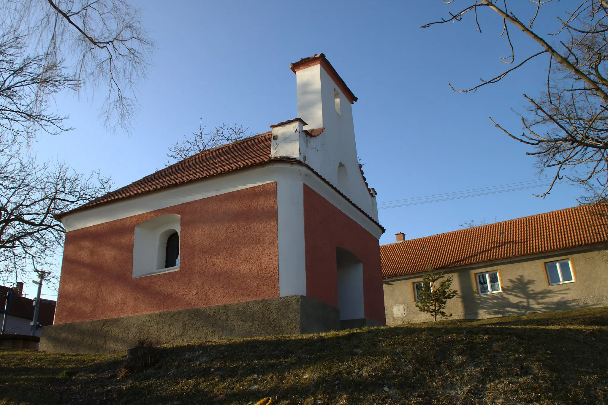 Photo showing: A chapel in the central part of the town of Vrbičany, Central Bohemian Region, CZ