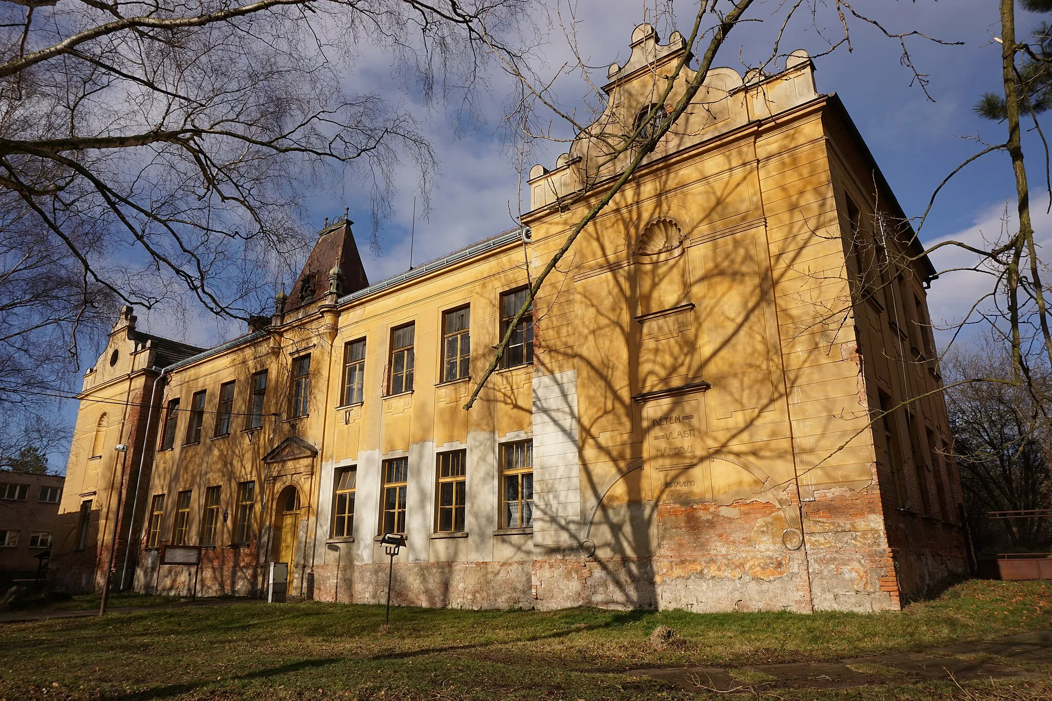 Photo showing: Kvílice - škola