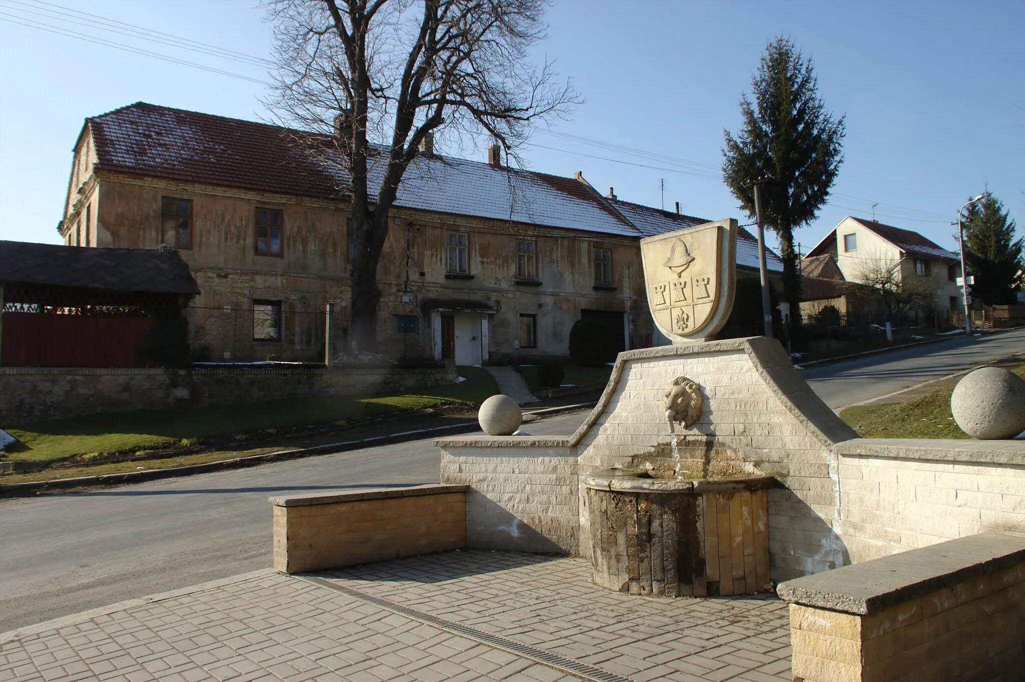 Photo showing: A fountain in the very center of the town of Klobuky, Central Bohemian Region, CZ