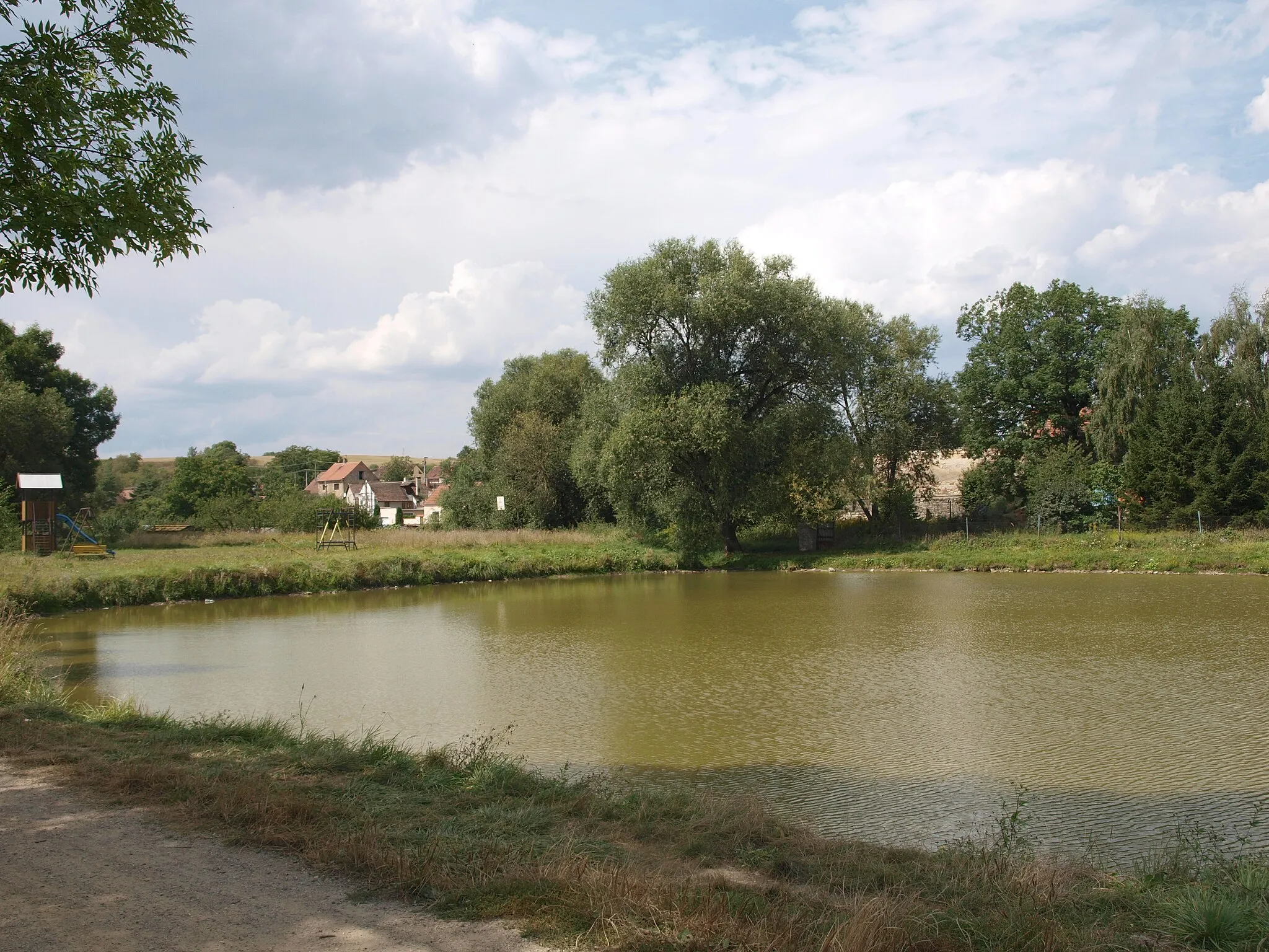 Photo showing: Pond, Kamenný Most, Kladno District, Czech Republic