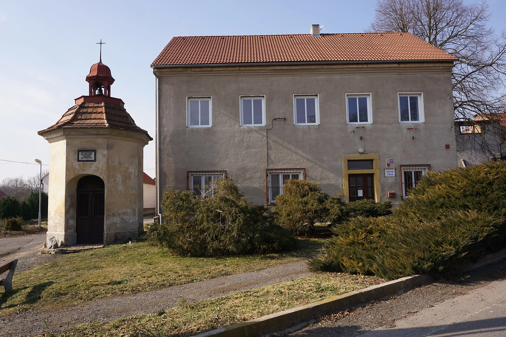 Photo showing: Beřovice - kaplička Panny Marie Lurdské a obecní úřad