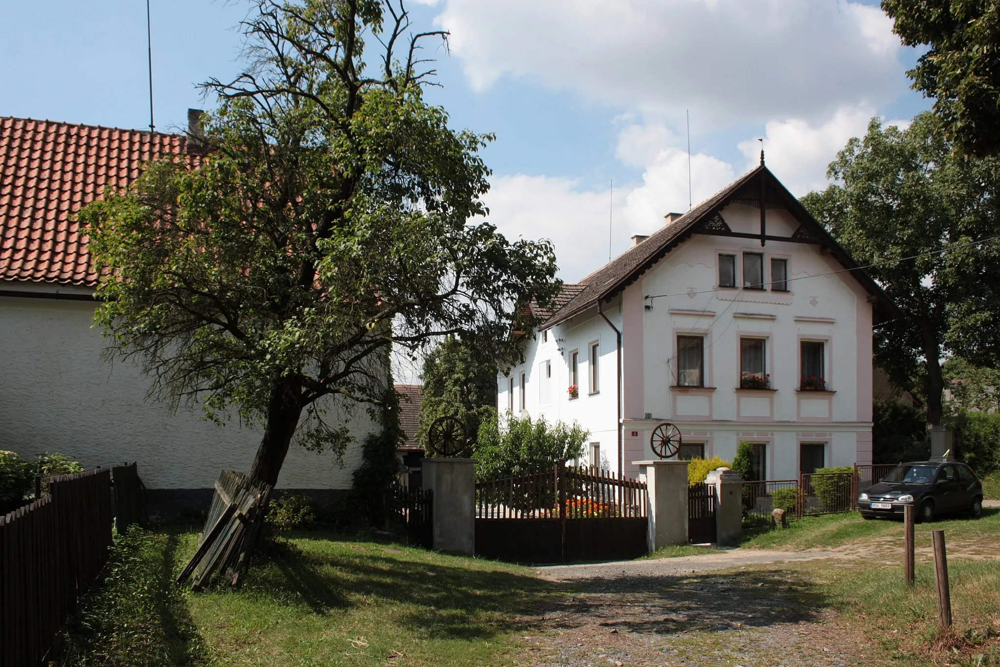 Photo showing: Sitné - stavení čp. 2 u prostranství s památnou lípou