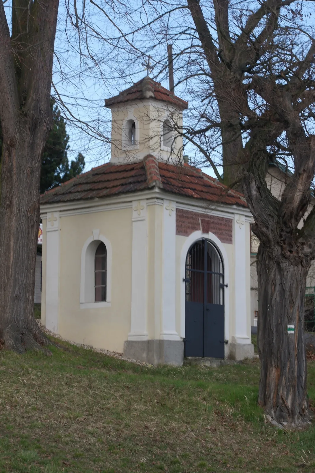 Photo showing: Chapel of Holy Trinity, village Mělnická Vrutice, Velký Borek municipality, Mělník District, Central Bohemian Region. Built in 1824.