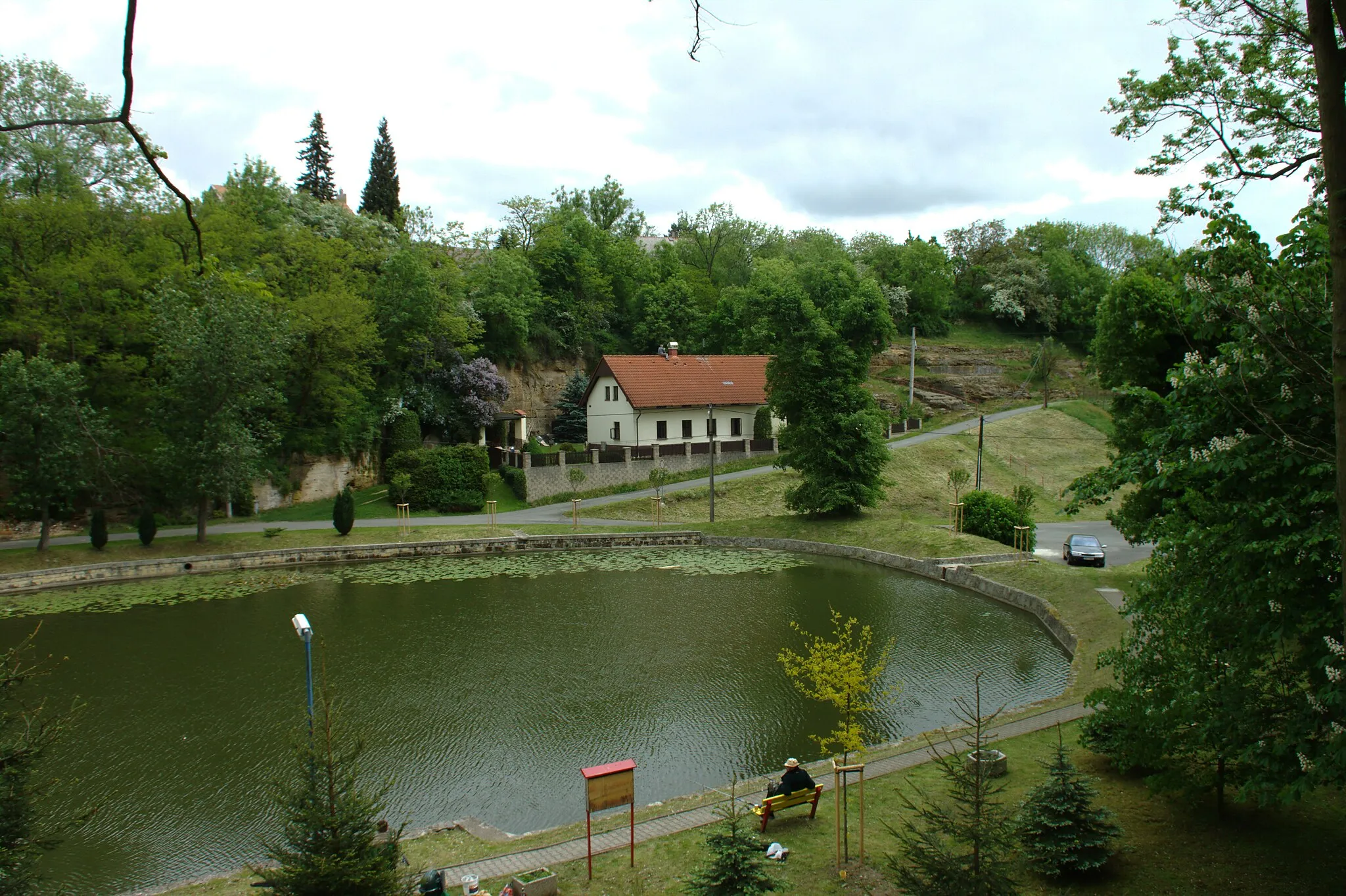 Photo showing: A pond in the town of Stránka, Central Bohemian Region, CZ