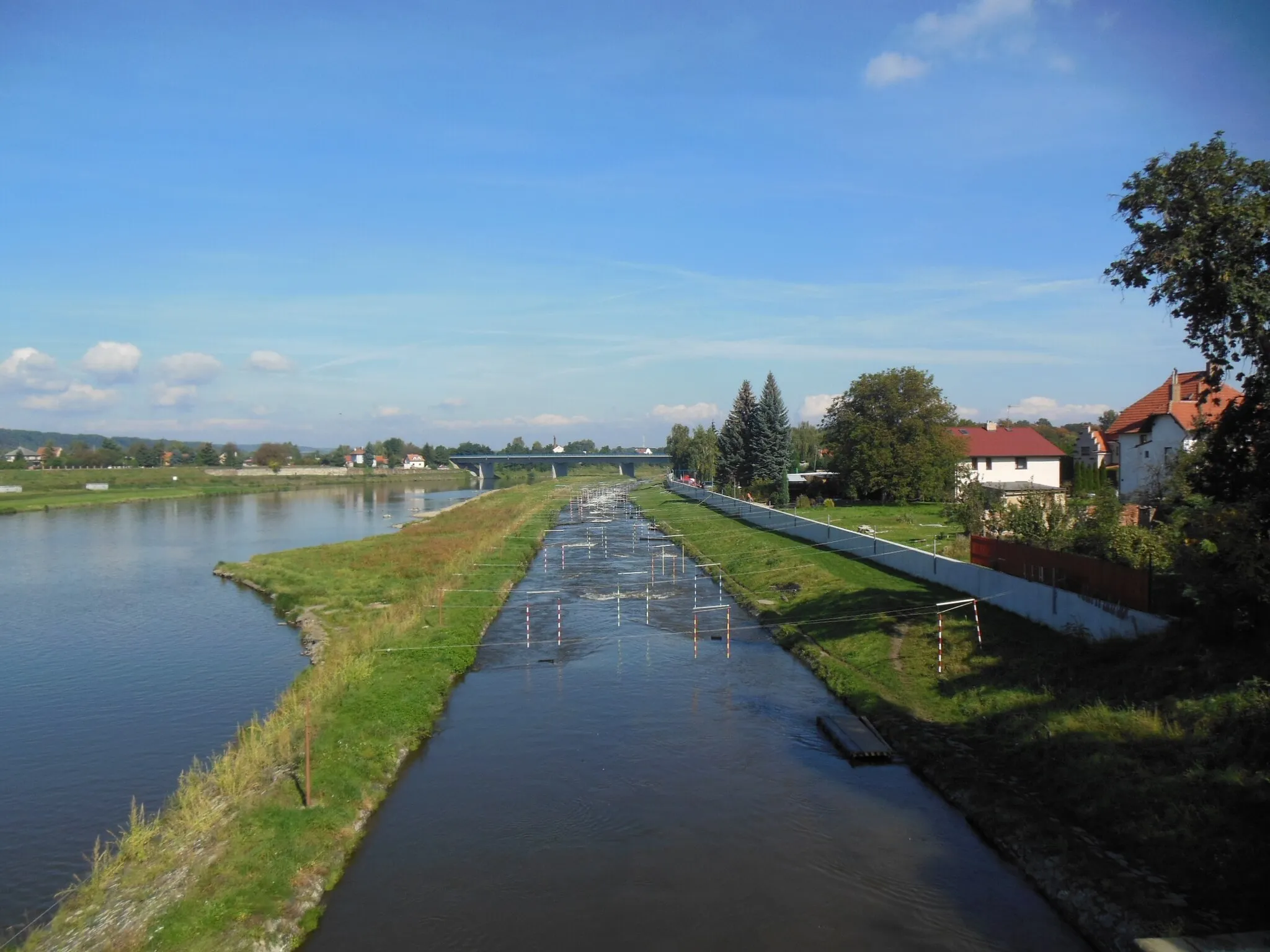 Photo showing: Slalomová dráha na Vltavě ve Veltrusích (okres Mělník).