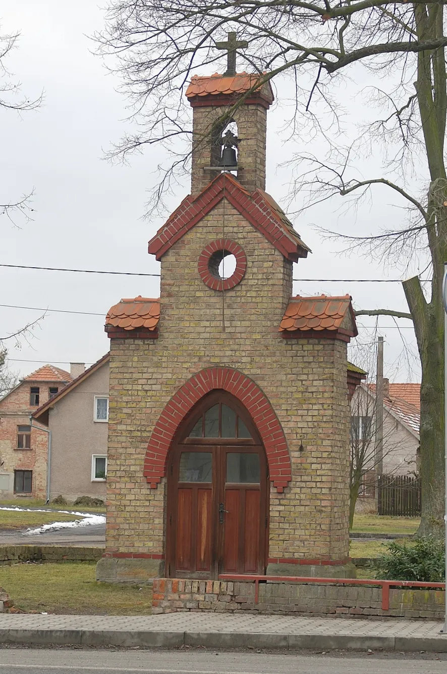 Photo showing: Chapel with a belfry on the village square of Vysoká Libeň, a part of Mělnické Vtelno municipality,  Mělník District, Central Bohemian Region. View from the east.