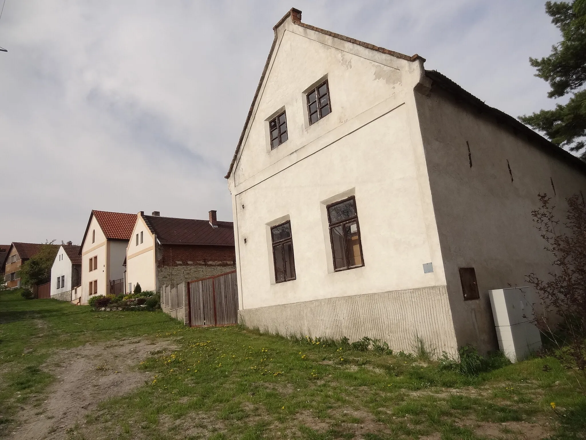 Photo showing: Hostín - chalupy na návsi, v popředí čp. 55