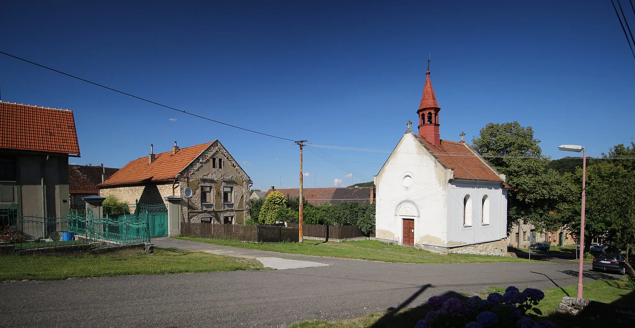 Photo showing: Třeboc náves s kaplí sv. Vojtěcha