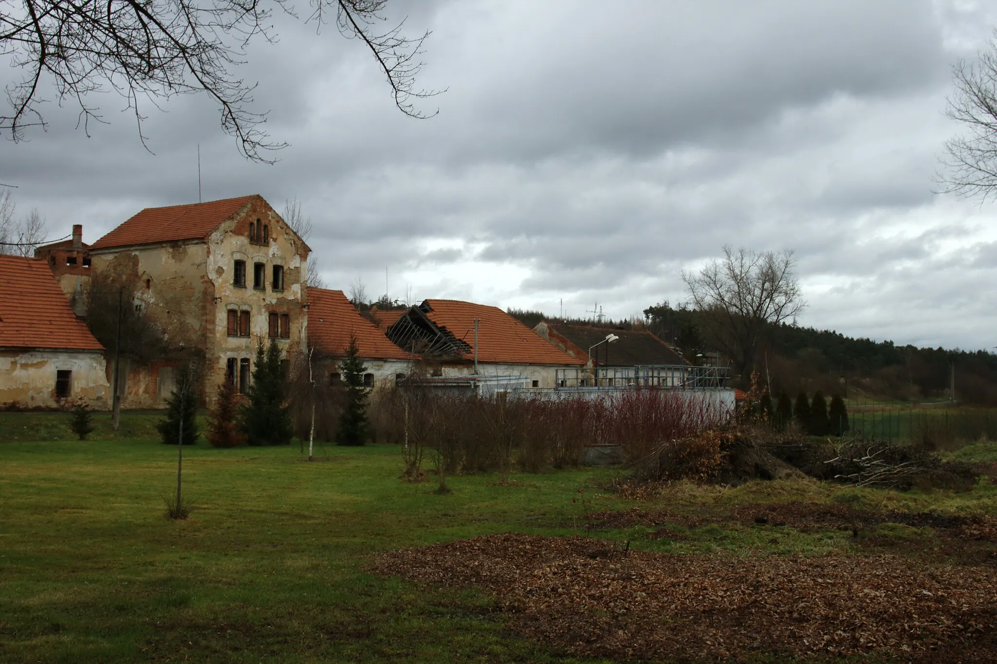 Photo showing: An abandoned agricultural facility in the town of Olešná, Central Bohemian Region, CZ