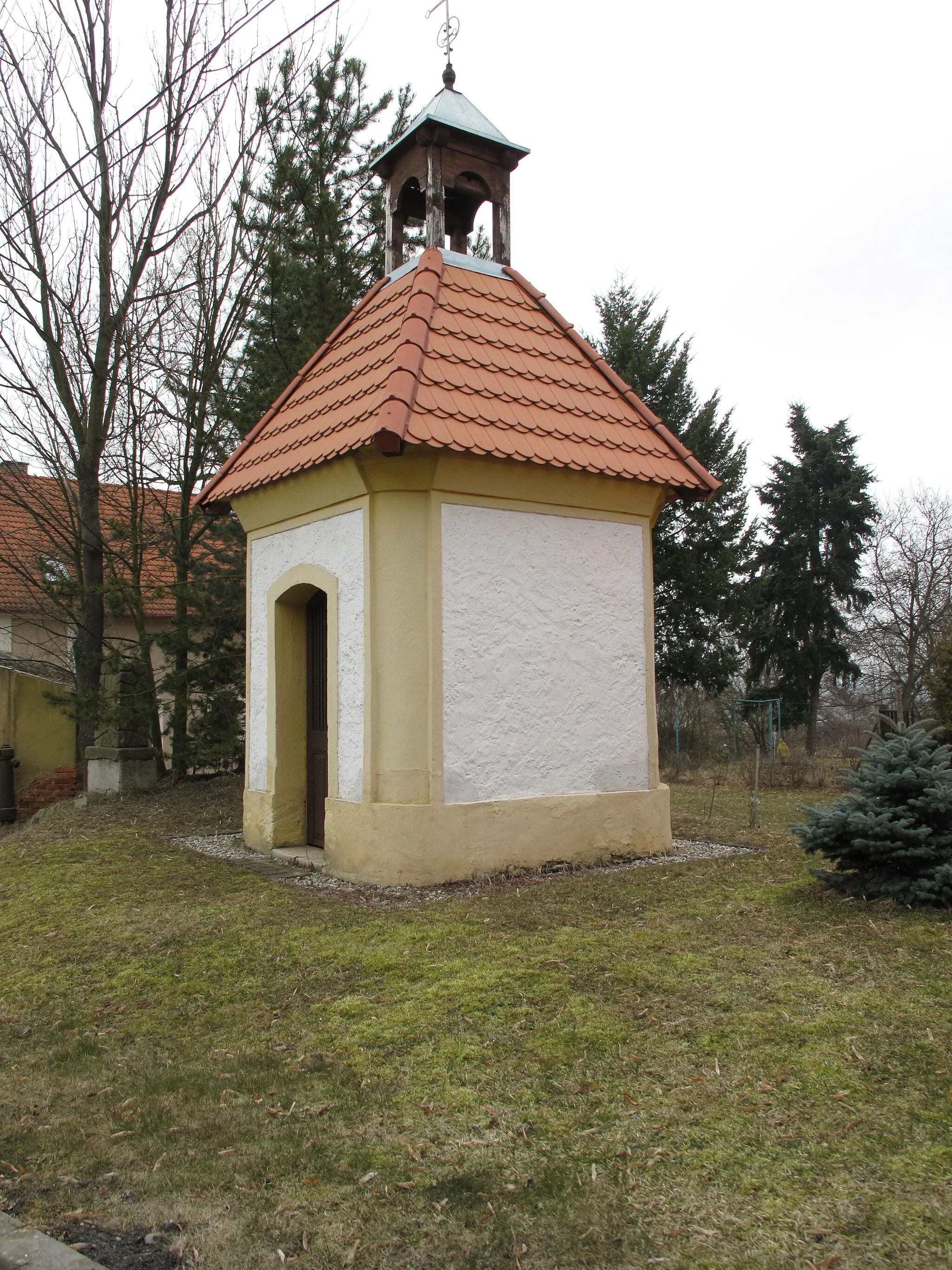 Photo showing: Chapel in Povlčín village, Rakovník District, Czech Republic.