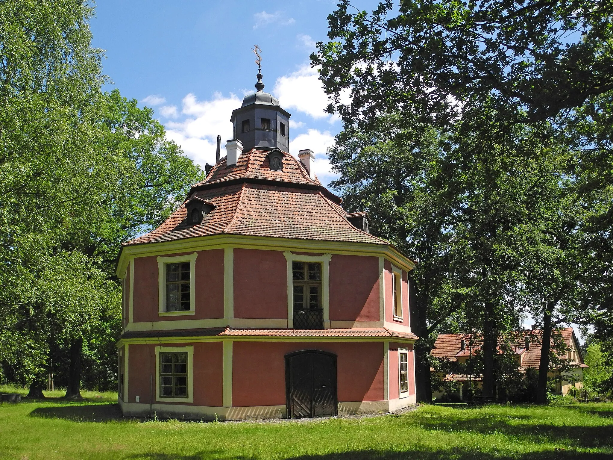 Photo showing: Ehem. Jagdschloss Hubertiwald der Reichsgrafen Czernin von und zu Chudenitz bei Drahuschen - Svatý Hubert bei Drahouš; jetzt Forstverwaltung