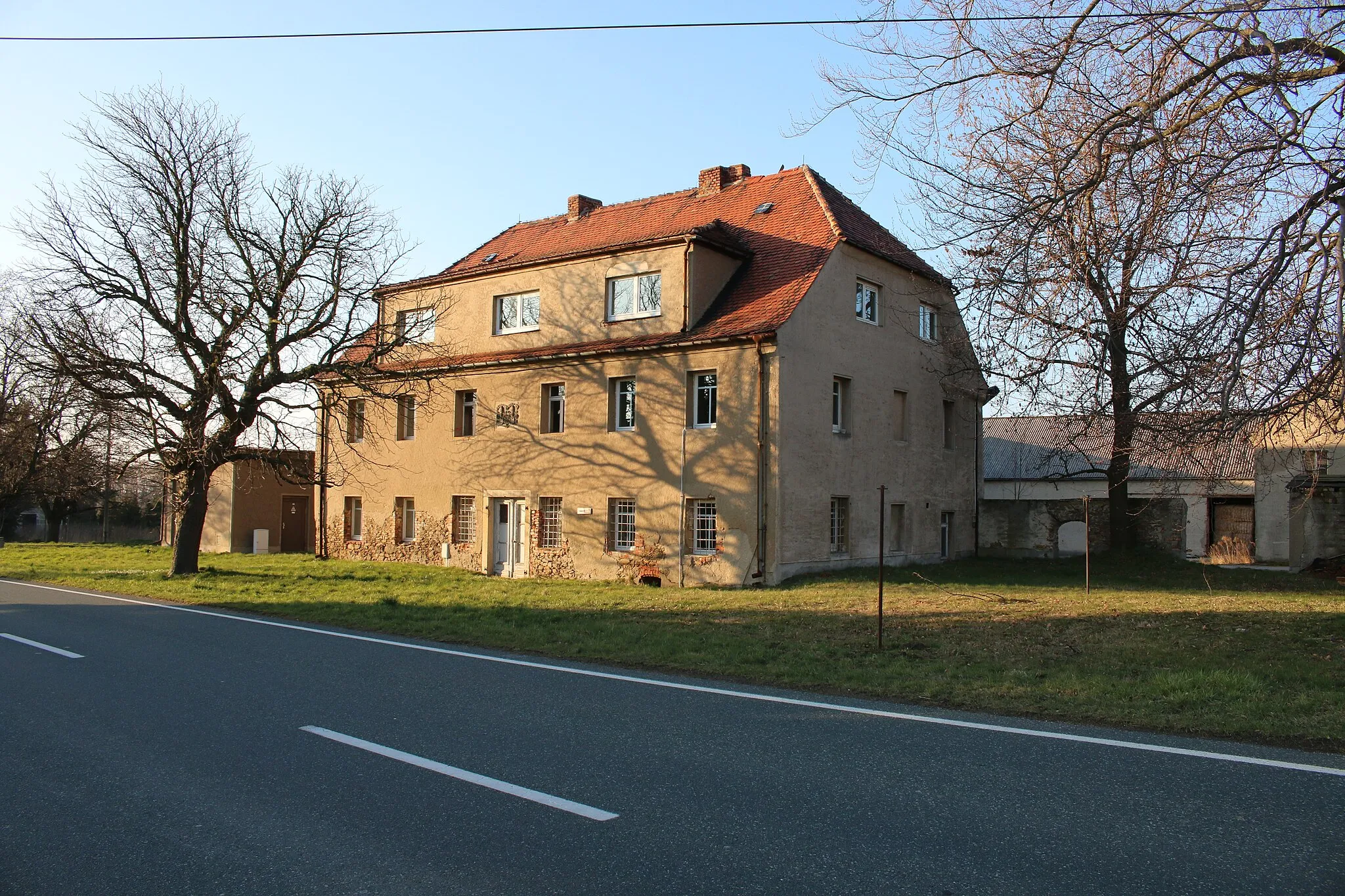 Photo showing: Kretscham Neucunnewitz (Neucunnewitz 9): Wohnhaus mit Wappen an der Südseite und Mauer mit Durchgang sowie Fuhrwerkswaage mit Häuschen und allem Zubehör; vermutlich ehemaliger Kretscham, baugeschichtlich und ortsgeschichtlich von Bedeutung