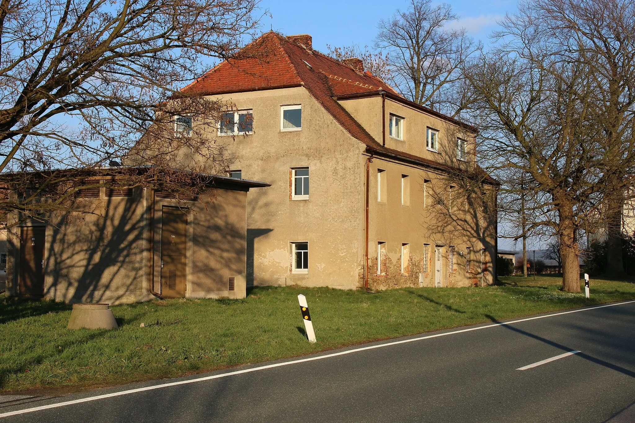 Photo showing: Kretscham Neucunnewitz (Neucunnewitz 9): Wohnhaus mit Wappen an der Südseite und Mauer mit Durchgang sowie Fuhrwerkswaage mit Häuschen und allem Zubehör; vermutlich ehemaliger Kretscham, baugeschichtlich und ortsgeschichtlich von Bedeutung