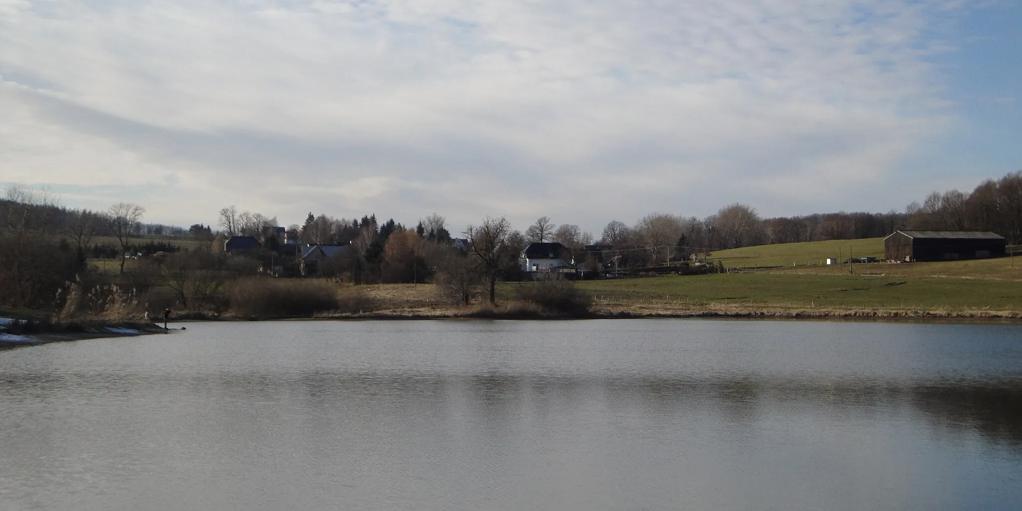 Photo showing: Blick über die Talsperre Rachlau auf Döhlen, Gemeinde Kubschütz, Landkreis Bautzen.