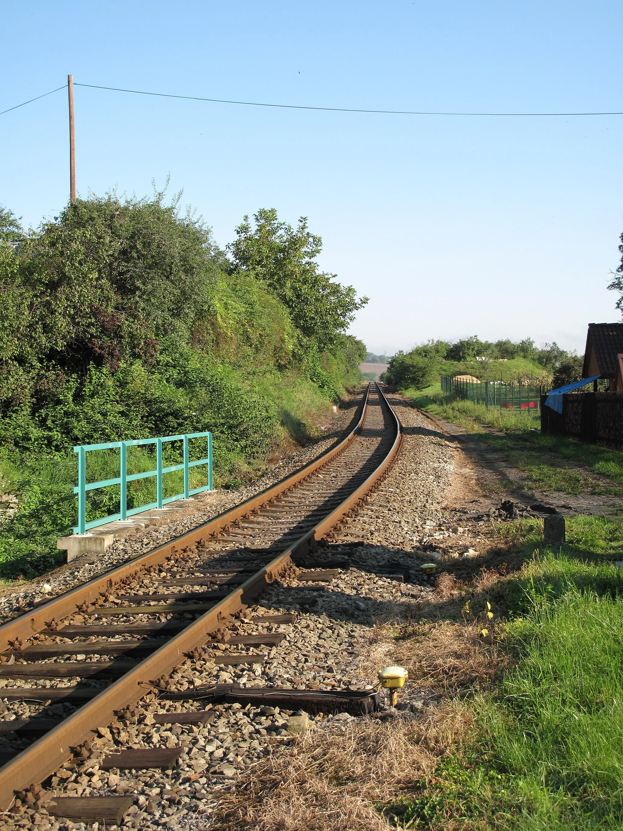 Photo showing: Railway line Lovosice - Teplice v Čechách in Lhotka nad Labem village, Litoměřice District, Czech Republic.