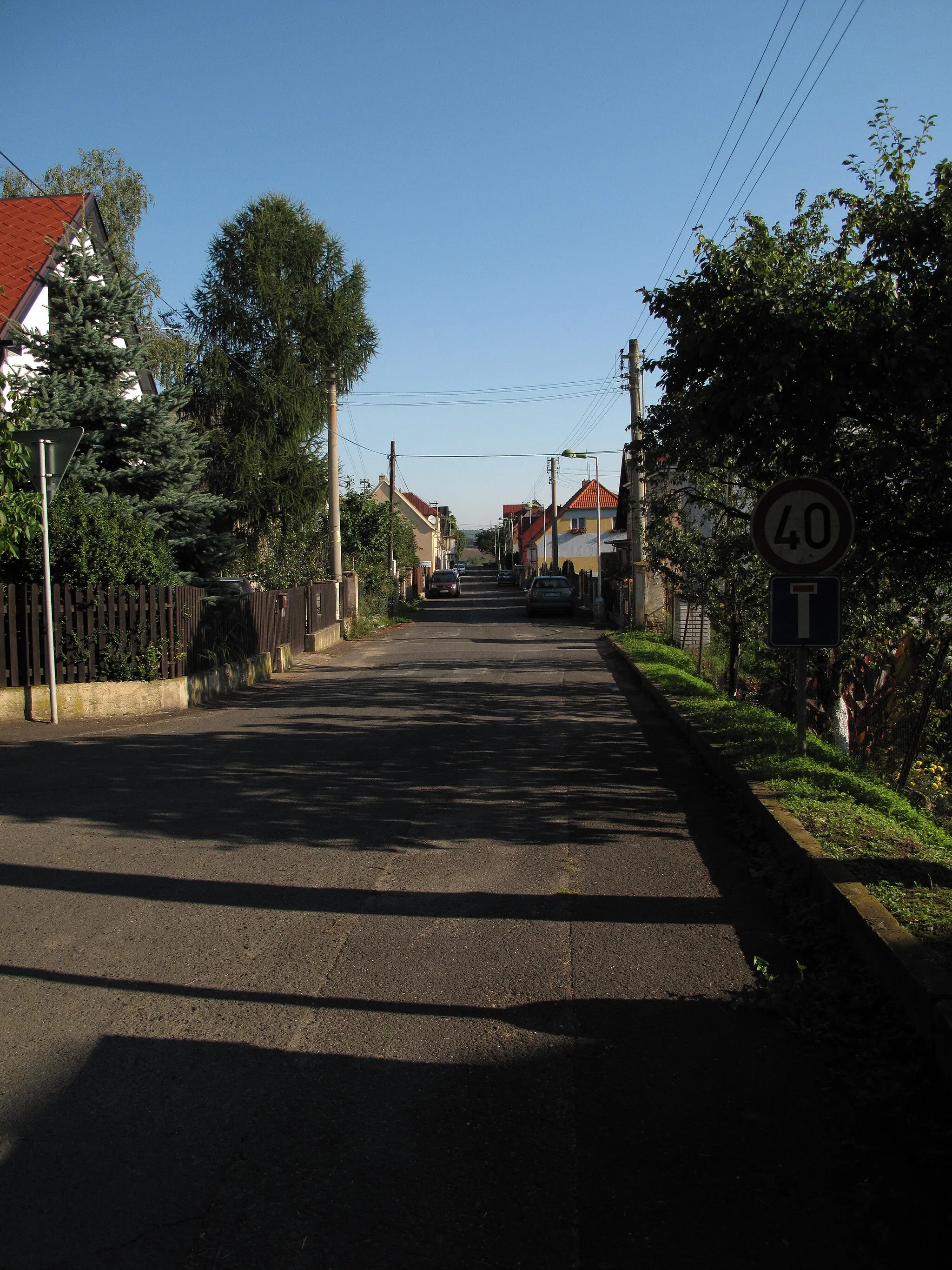 Photo showing: Street in the new part of Lhotka nad Labem, Litoměřice Distric, Czech Republic.