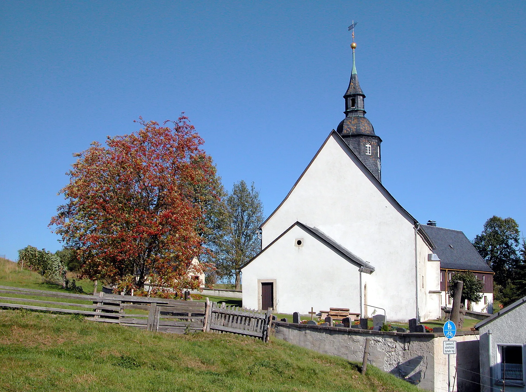 Photo showing: 06.10.2011   01778   Fürstenwalde (Geising -> Altenberg), Oberer Schulweg 58: Dorfkirche (GMP: 50.761804,13.867484). Im 14. Jahrhundert stand an der Stelle der jetzigen Kirche einer Kapelle. Um 1500 wurde diese zur Dorfkirche erweitert, die seit 1606 in der heutigen Form besteht. Altar, Kanzel und Taufe stammen aus dem 17. Jahrhundert. 1857/1858 bekam die Kirche eine Orgel. Ansicht von Westen. Als berühmtester Bürger des Ortes gilt der Erbauer der Dresdner Frauenkirche, George Bähr, der am 15.03.1666 in Fürstenwalde geboren wurde.                                                                                                                                                                      DSCNn2881.TIF]20111006405DR.JPG(c)Blobelt