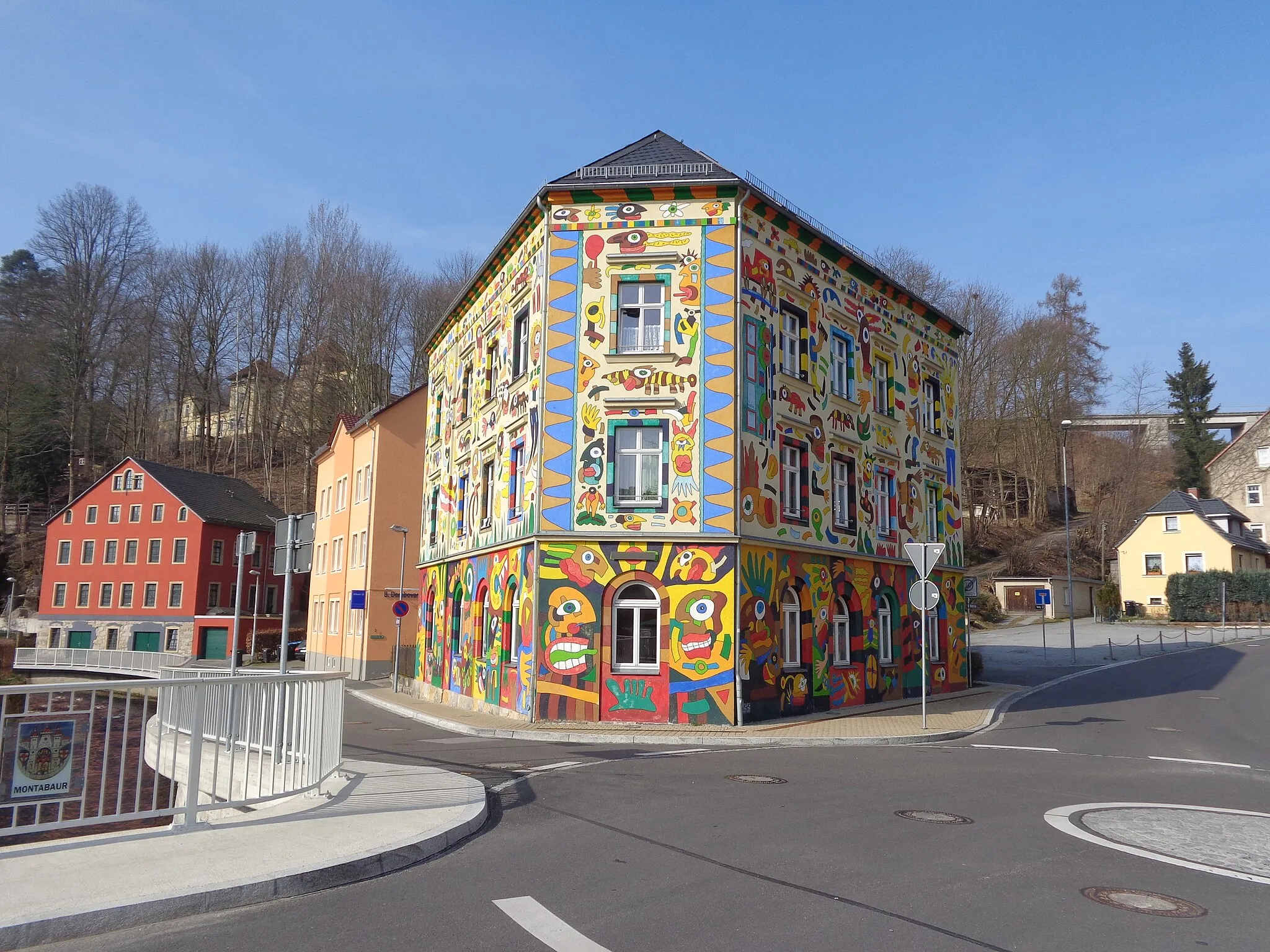 Photo showing: Fischer-Art-Building in Sebnitz, Neustädter Str. 3, in March 2015. The fassade of this residential building is a work of the Artist Michael Fischer.