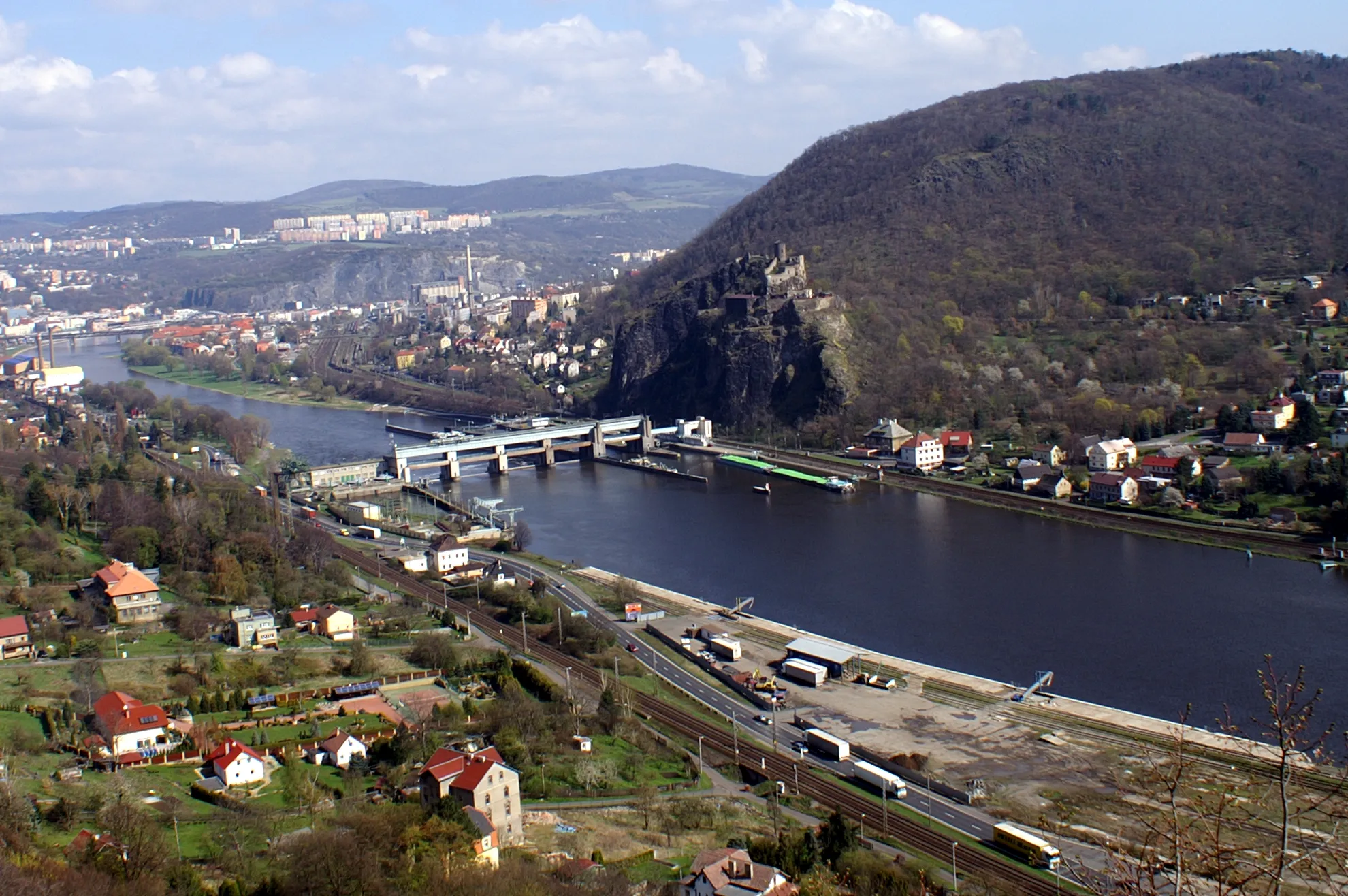 Photo showing: Pohled z Humboldtovy vyhlídky na Vaňovské přístaviště, Masarykova zdymadla (též zdymadlo Střekov) na řece Labe, hrad Střekov a město Ústí nad Labem.