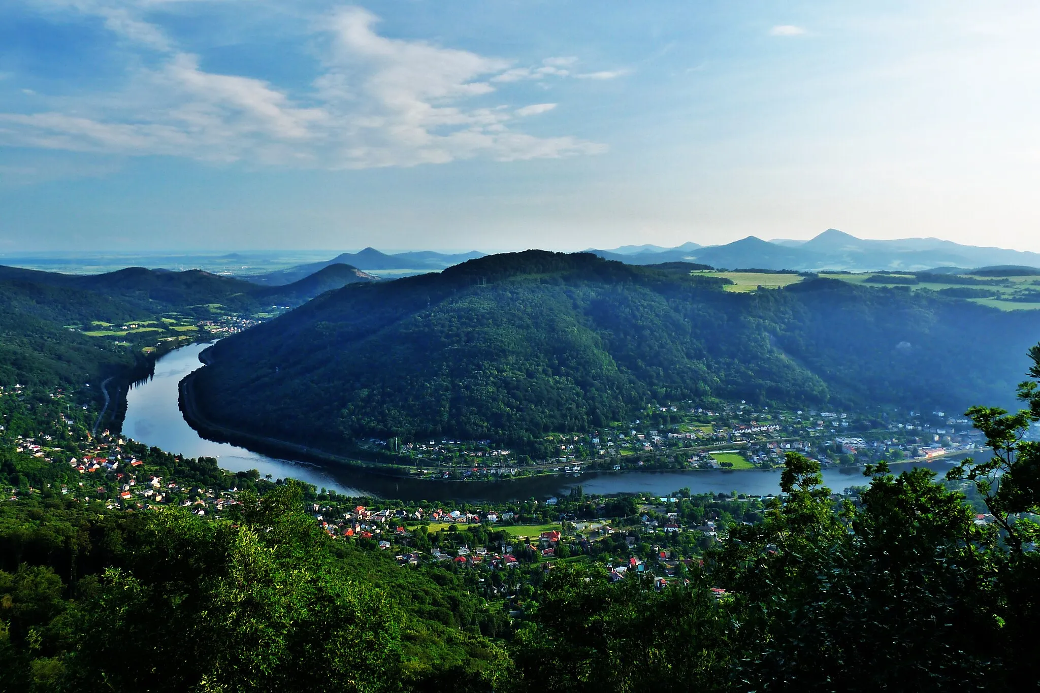 Photo showing: České středohoří z vrchu Vysoký Ostrý (587 m n. m.), v popředí je Brná, na protějším břehu Labe je Vaňov.