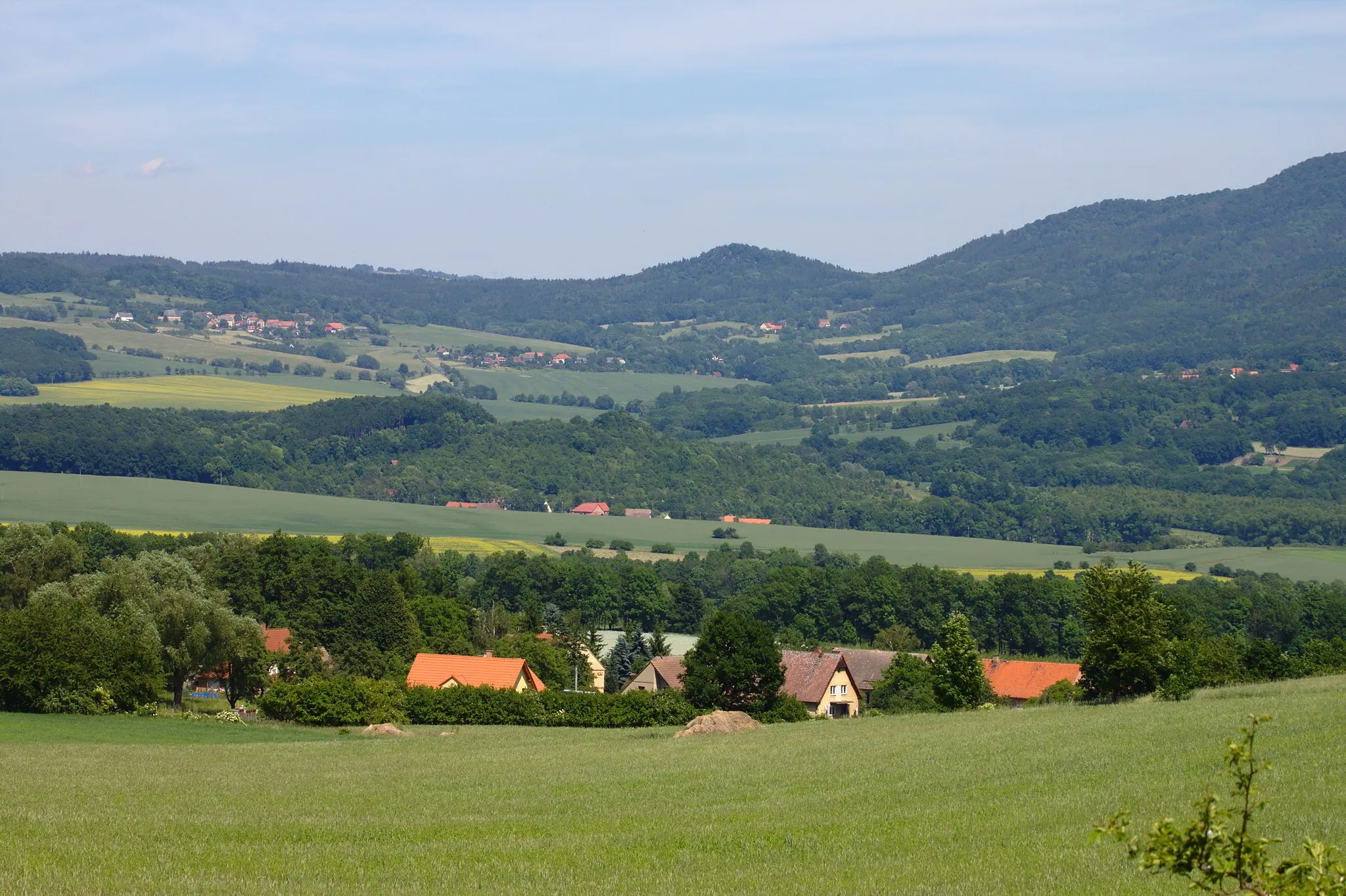 Photo showing: View of Myštice from a nearby road, Ústí Region, CZ