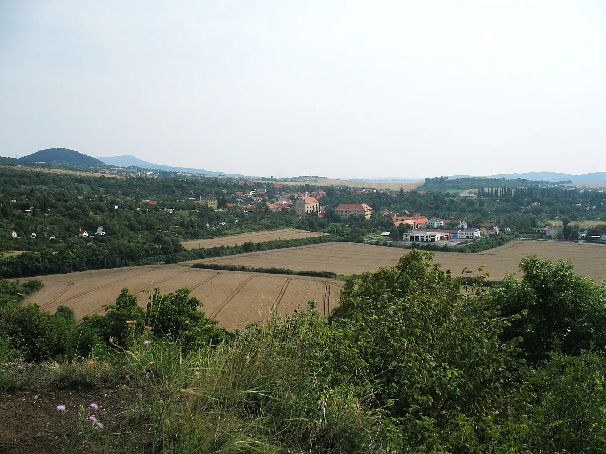 Photo showing: Výhled na Žitenice, vlevo vrch Liščín, za ním v pozadí Sedlo