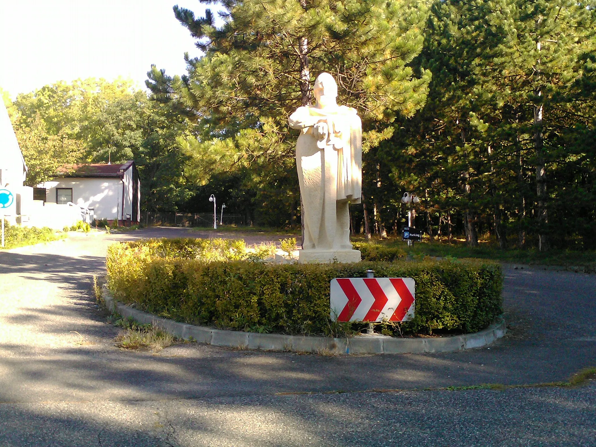 Photo showing: Kruhový objezd v areálu hotelu Širák v Mostě