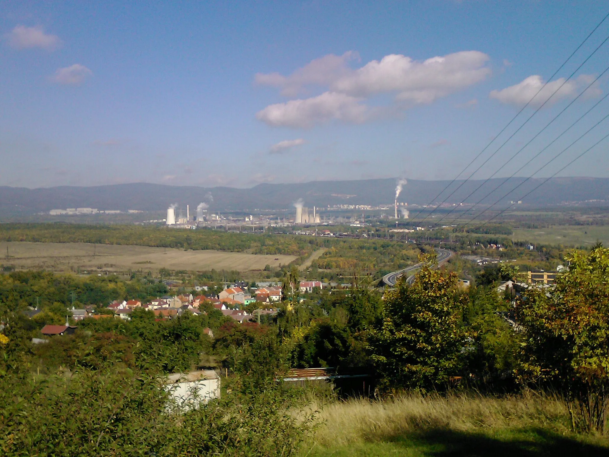 Photo showing: Pohled ze sedla u Hněvína na chemické závody