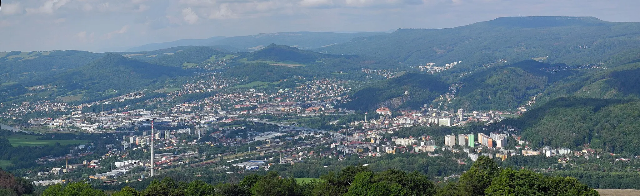 Photo showing: Blick vom Falkenberg (506 m, Sokolí vrch) bei Dobern (Dobrná, Okres Děčín) auf Tetschen (Děčín) und das Elbtal