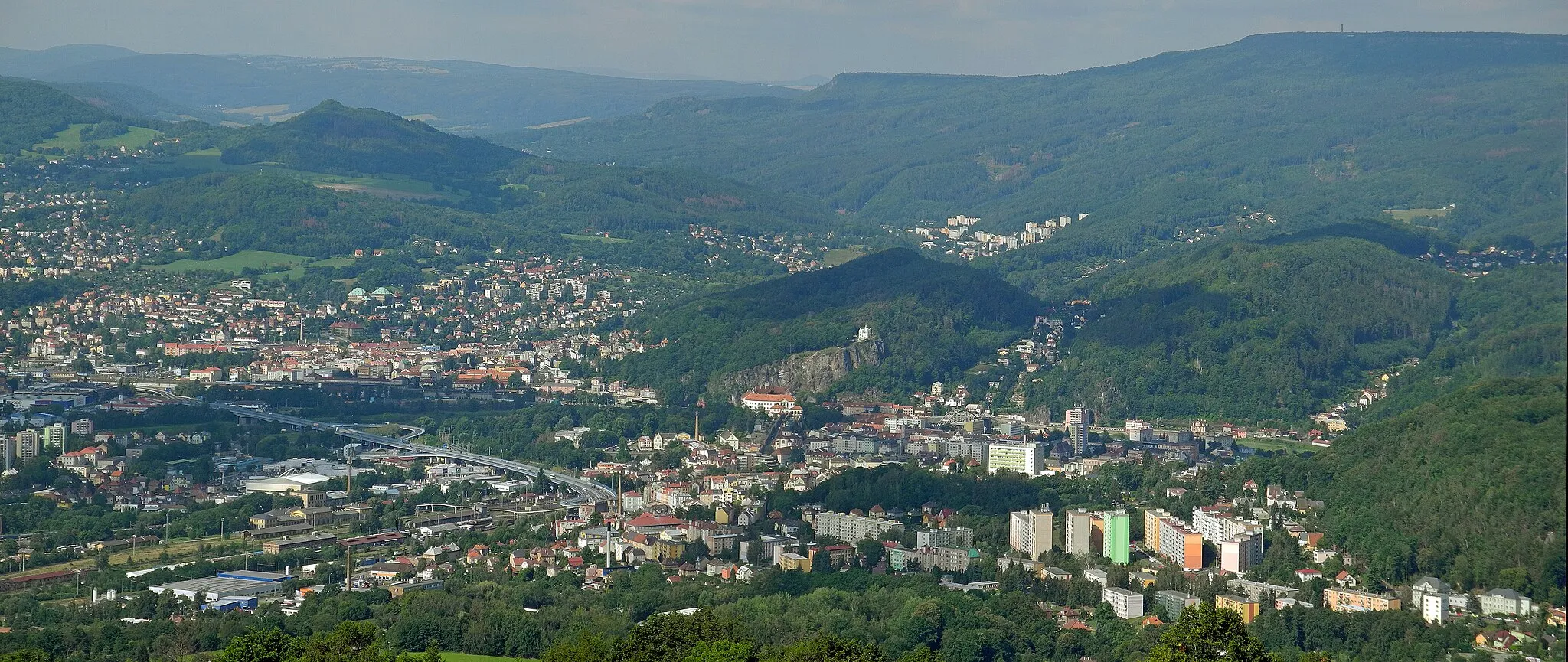 Photo showing: Blick vom Falkenberg (506 m, Sokolí vrch) bei Dobern (Dobrná, Okres Děčín) auf Tetschen (Děčín) und das Elbtal