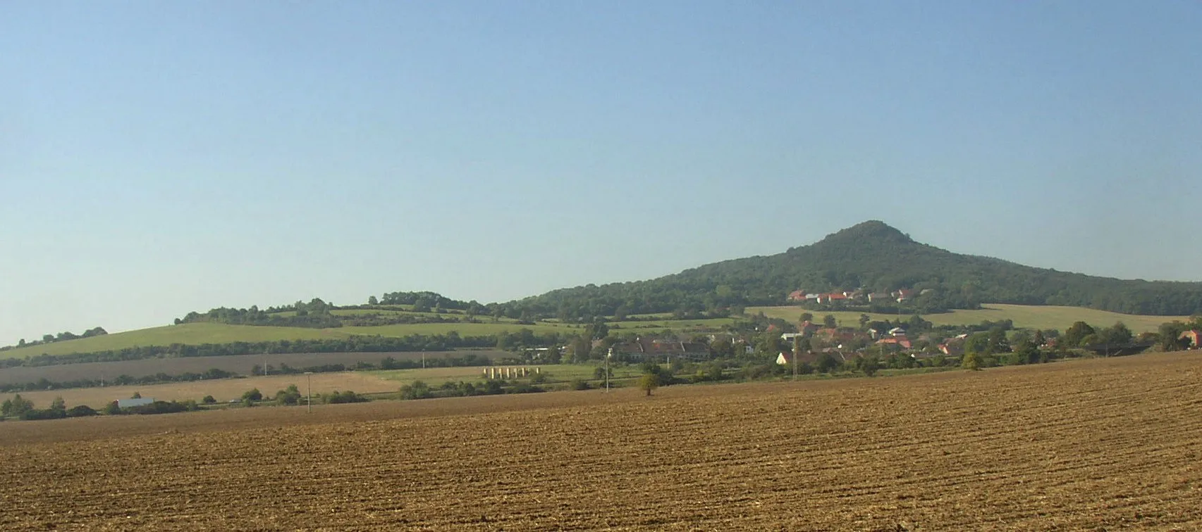Photo showing: České středhoří, Czech Republic. Ovčín (431 m) as seen from northeast.