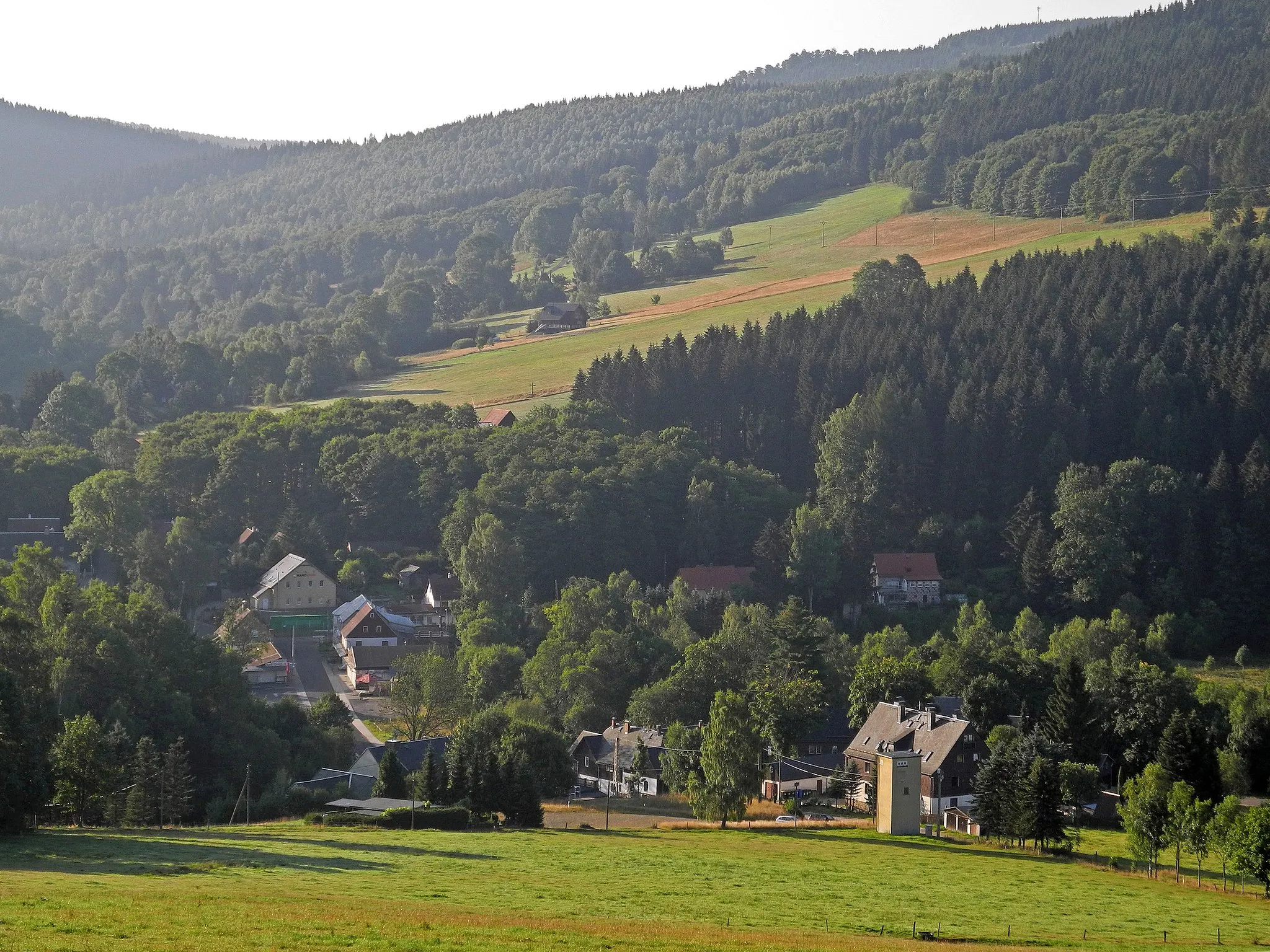 Photo showing: Blick vom Pilzweg auf Deutschgeorgenthal und Georgendorf (Český Jiřetín)