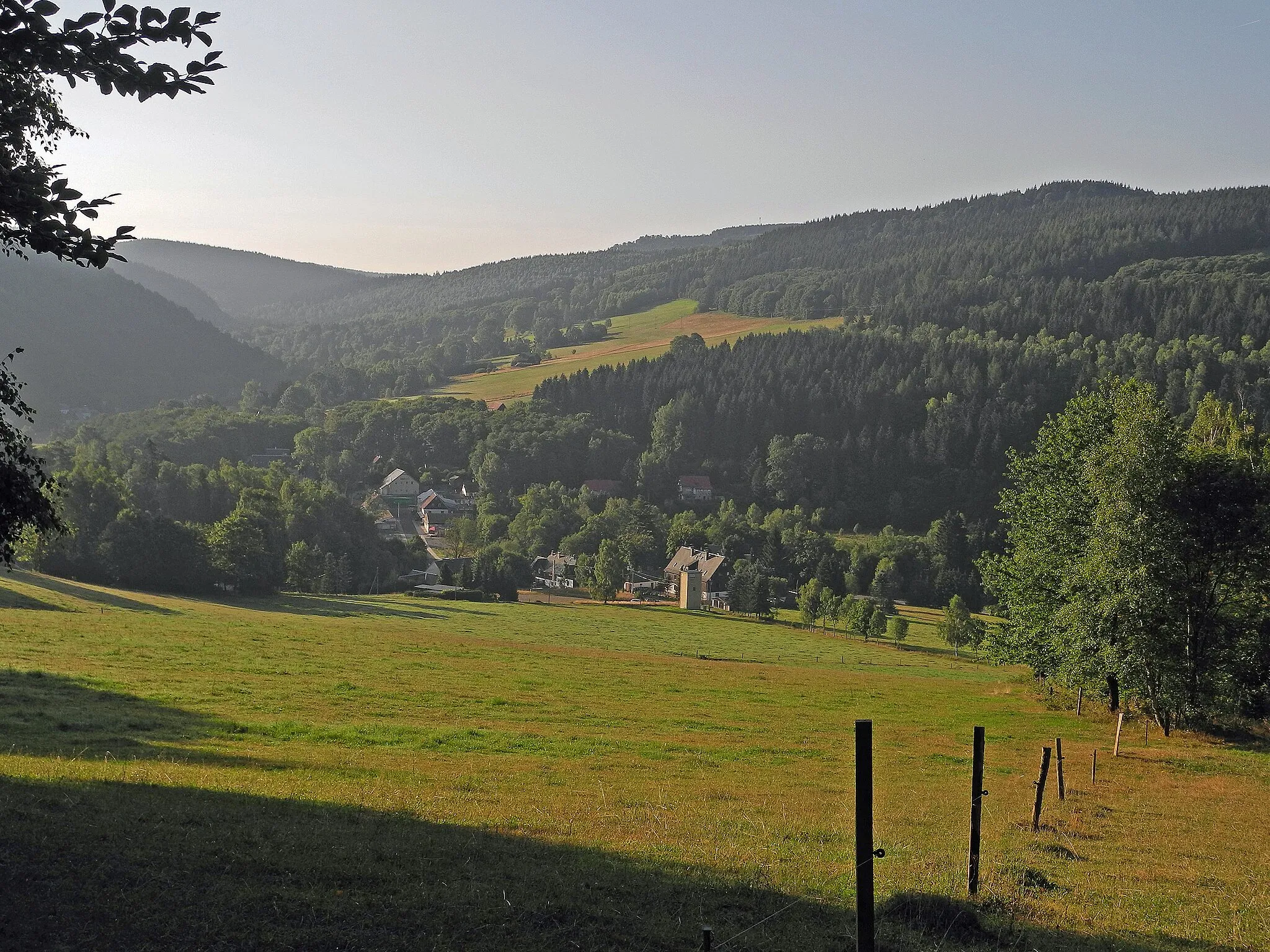 Photo showing: Blick vom Pilzweg auf Deutschgeorgenthal und Georgendorf (Český Jiřetín)