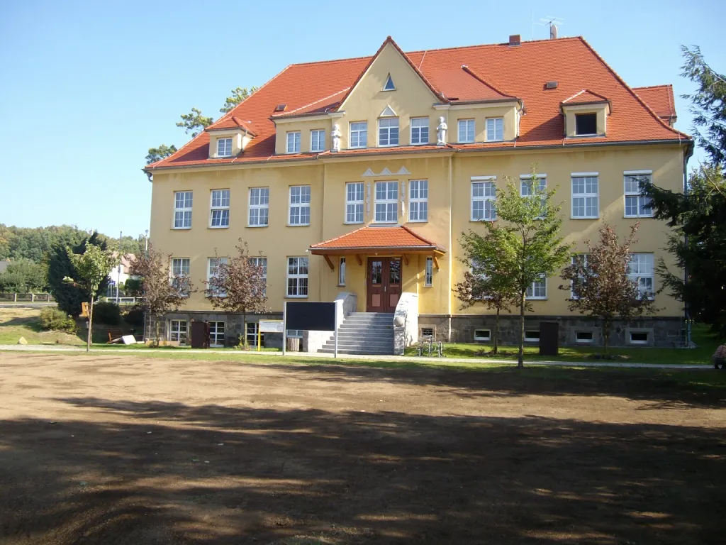 Photo showing: Ehemalige Schule und Dorfgemeinschaftszentrum in Schmölln/OL