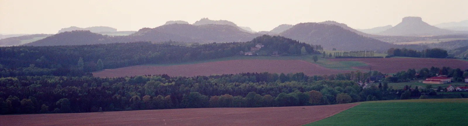 Photo showing: own picture, taken in 1998 (cropped)

view from the mountain "Zirkelstein" in saxony swiss in western direction to other mountains in saxony swiss