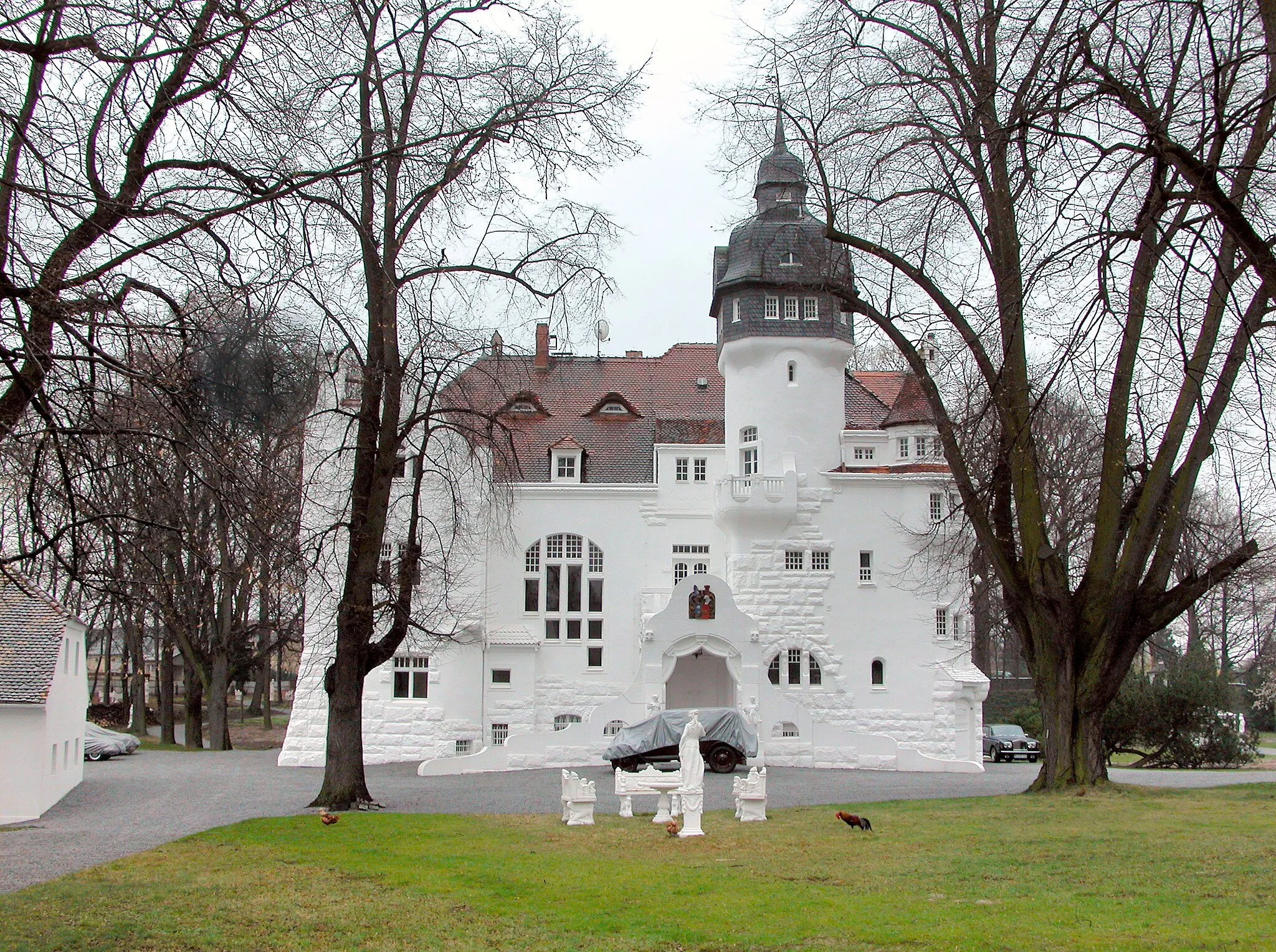 Photo showing: 16.03.2008   01920  Elstra, Lessinggasse 7: Das neue Schloß (GMP: 51.220874,14.135745) wurde 1903 errichtet, nachdem das alte Gebäude 1902 abgebrannt war. Die Pläne hatte das Dresdner Architekturbüro Lossow & Viehweger gefertigt. In der DDR wurde das villenartige Schloß als Krankenhaus genutzt, das 1990 geschlossen wurde. Seit 1996 Privatbesitz. Sicht von Nordwesten.                                                                                            [DSCN31912.TIF]20080316105DR.JPG(c)Blobelt