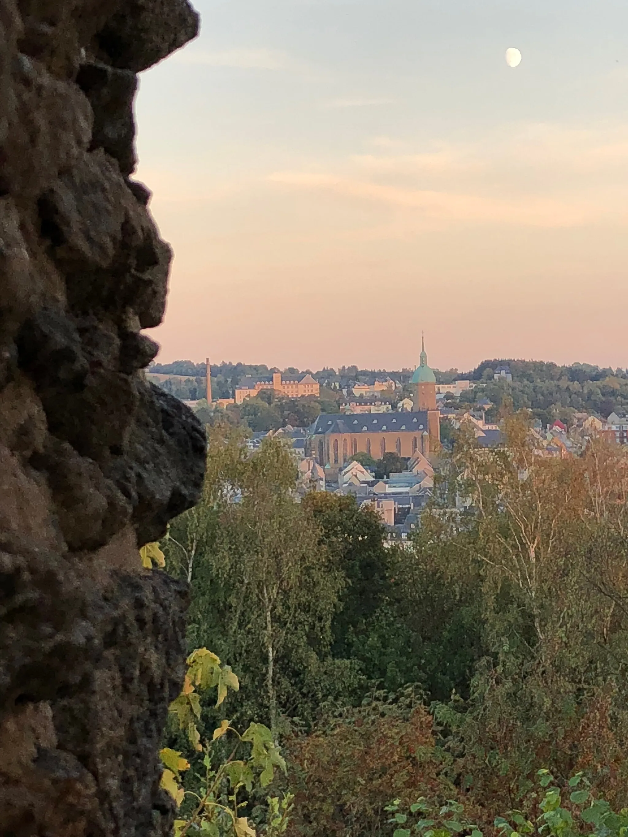 Photo showing: Schreckenbergruine (2018), Blick zur Annenkirche