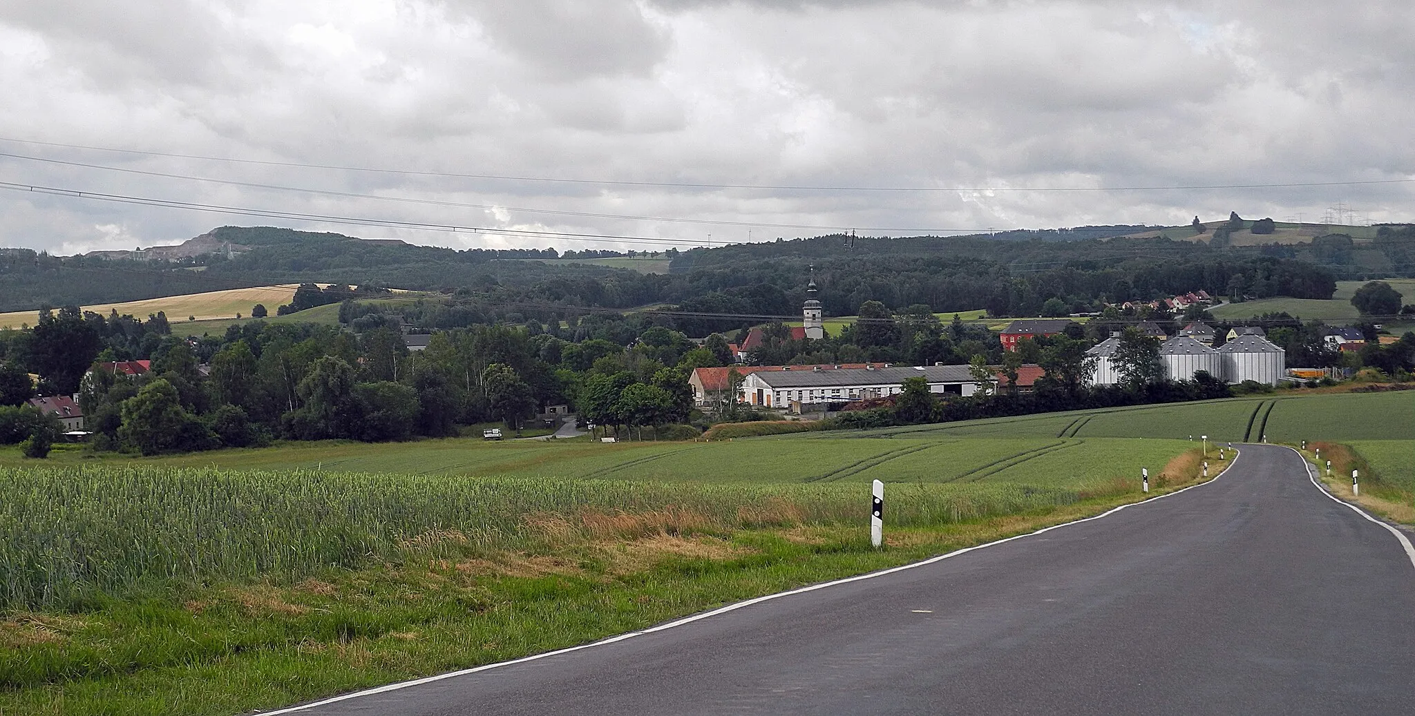 Photo showing: Blick von der Schmöllner Straße nach Putzkau und den Steinbruch von Oberottendorf.