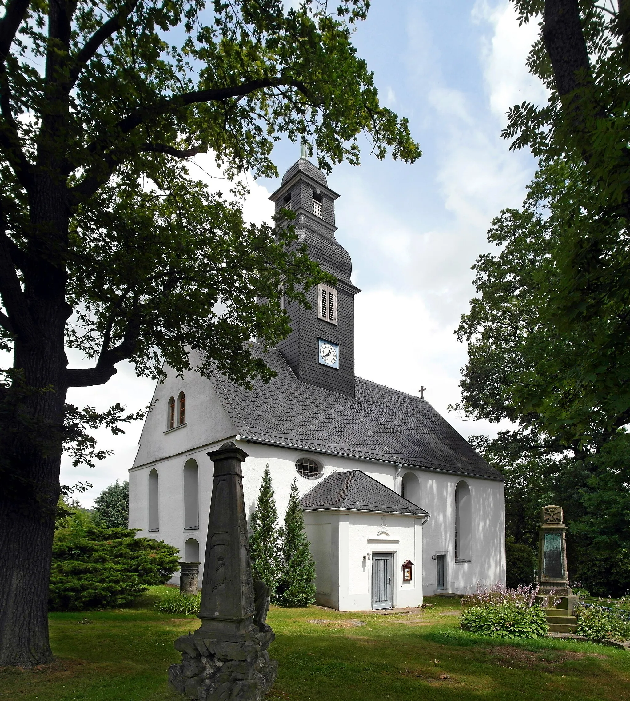 Photo showing: 11.07.2018   09638  Weigmannsdorf (Lichtenberg/Erzgeb.): Dorfkirche (GMP: 50.839134,13.380033), entstanden im 15. Jahrhundert,  heutiger Bau 17. Jahrhundert. Schlichte Saalkirche. Sicht von Südwesten.      [SAM6627-6628.JPG]20180711110MDR,JPG(c)Blobelt