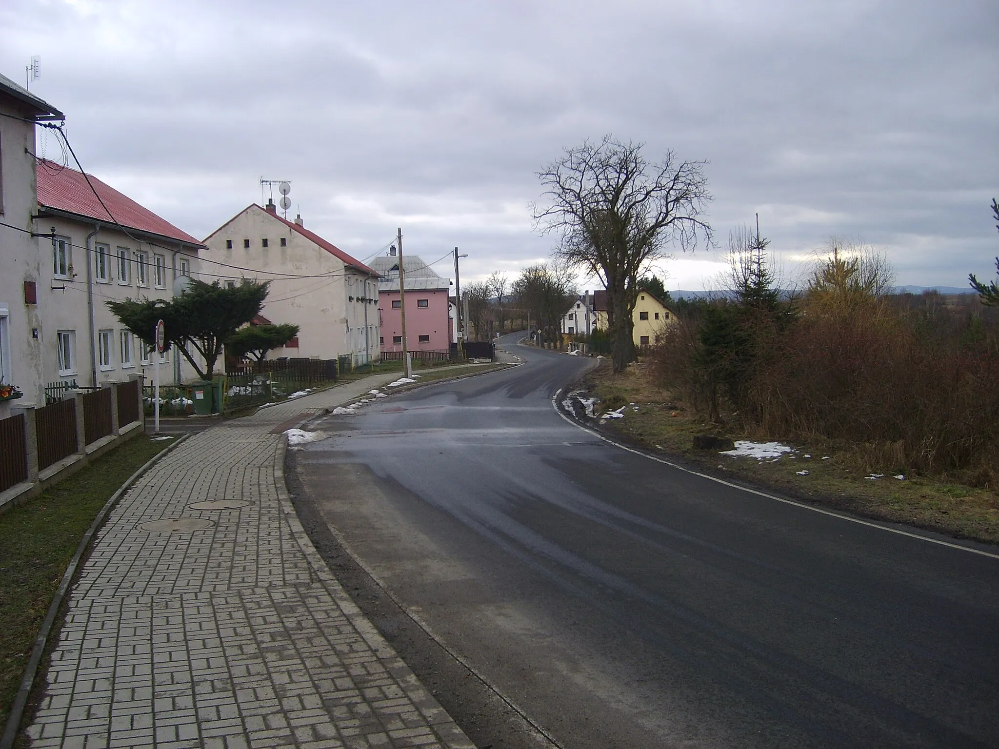 Photo showing: Road from Karlovy Vary to Hroznětín in the Czech Republic, passing through Podlesí village.