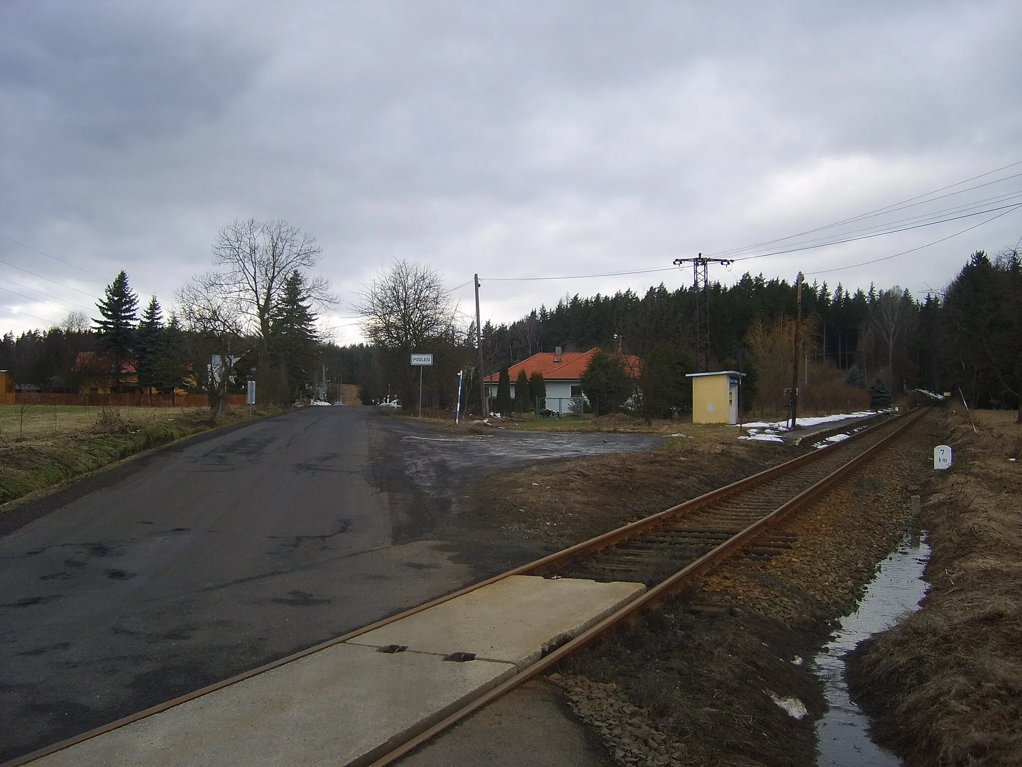 Photo showing: Train stop in Sadov-Podlesí, Czech Republic, on railroad line from Karlovy Vary to Merklín