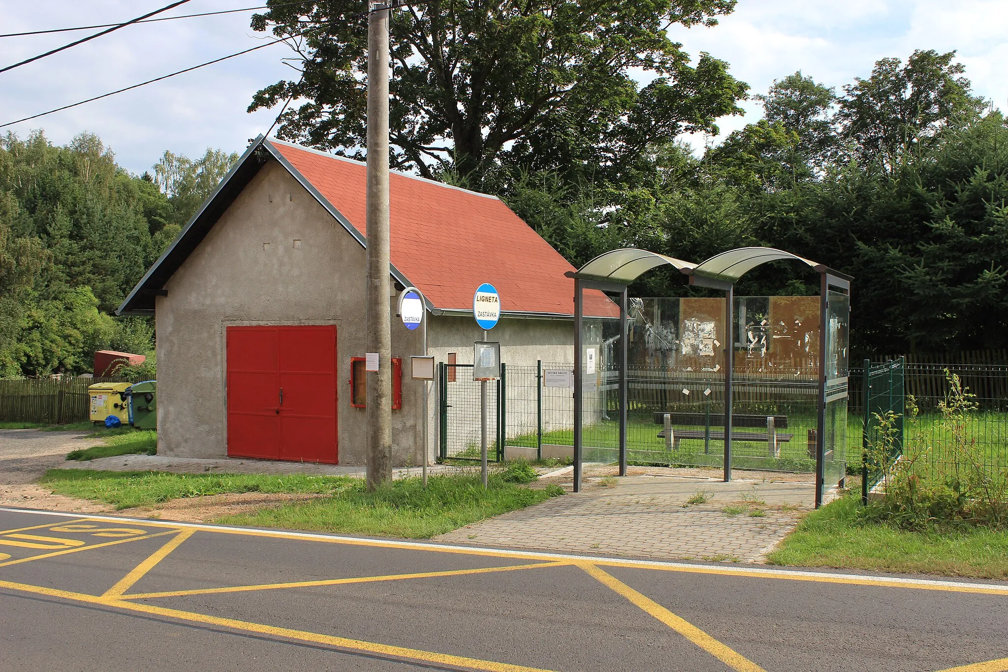 Photo showing: Bus stop and fire station in Odeř, part of Hroznětín, Czech Republic.