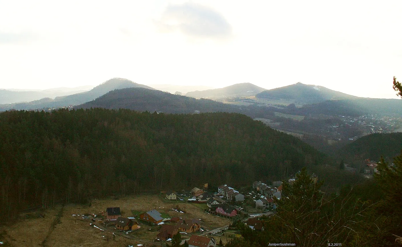 Photo showing: Výhled ze skalní plošiny na Červeném vrchu na Popovický vrch, Chmelník, Lotarův vrch, Klobouk,.....