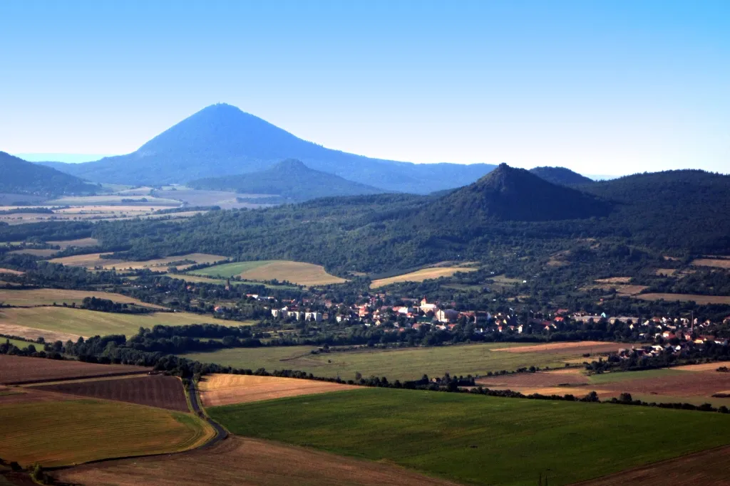 Photo showing: Hrad Házmburk, zřícenina (Klapý), Klapý. Pohled do krajiny pod hradem, v pozadí Milešovka