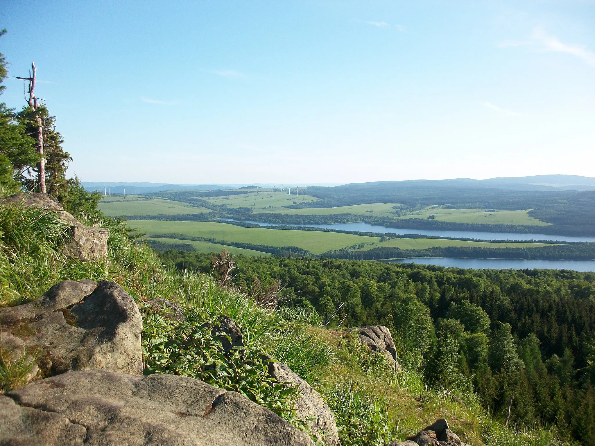 Photo showing: Jelení hora (Haßberg), View to Mědník (Kupferhübel)