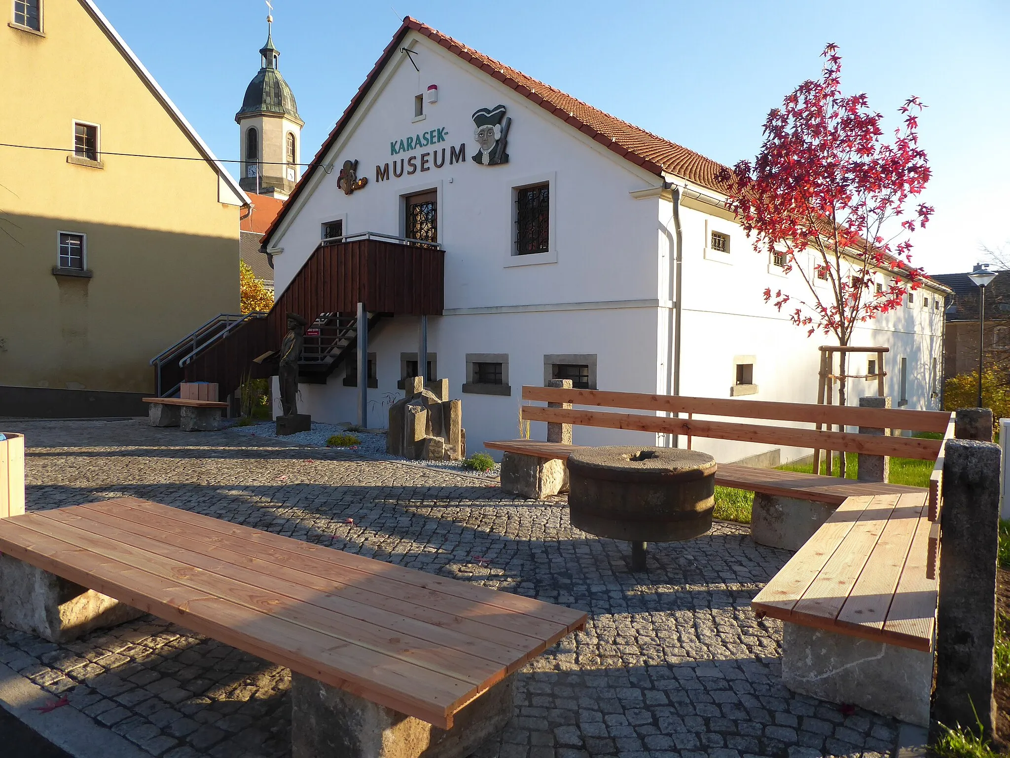 Photo showing: Im Karasek-Museum taucht man in die Zeit der Räuber, Schmuggler und Wilddiebe ab. Außerdem erfährt der Besucher viel Interessantes über die einstige böhmische Enklave von Niederleutersdorf und die harte Zeit der damaligen Leineweber.
Schwerpunkte:
•	Räuberhauptmann Karasek und sein bewegtes Leben
•	Böhmische Enklave von Niederleutersdorf (1635 – 1849)
•	Original eingerichtete Bauern-, Schlaf- und Weberstube um 1800
•	Oberlausitzer Umgebindehaus und sein historisches Ensemble
•	Imposanter Kreuzgewölberaum mit einer Dokumentation zur europaweit einzigartigen Polierschieferlagerstätte (20 – 32 Mill. Jahre alte Fossilien)

•	Ausstellung "Damals in der DDR - das tägliche Leben", Präsentation von ca. 1.000 Exponaten aus den Bereichen Arbeit, Schule, Haushalt, Kultur und Freizeit.